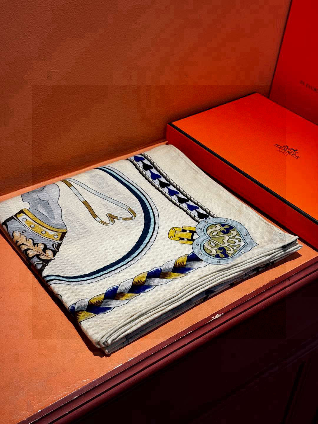 【双面同色】原单爱马仕140cm丝绒方巾💕 甜蜜的鞍具,装饰家芳登和佩西耶设计的一款餐盘增添骑士般的浪漫