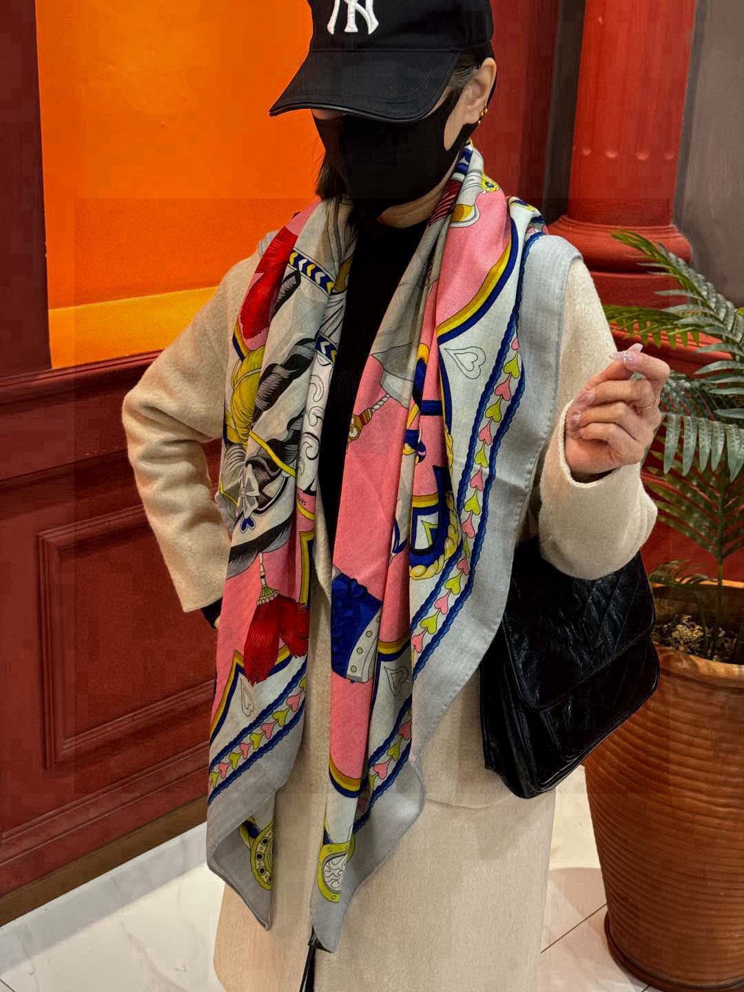 【双面同色】原单爱马仕140cm丝绒方巾💕 甜蜜的鞍具,装饰家芳登和佩西耶设计的一款餐盘增添骑士般的浪漫