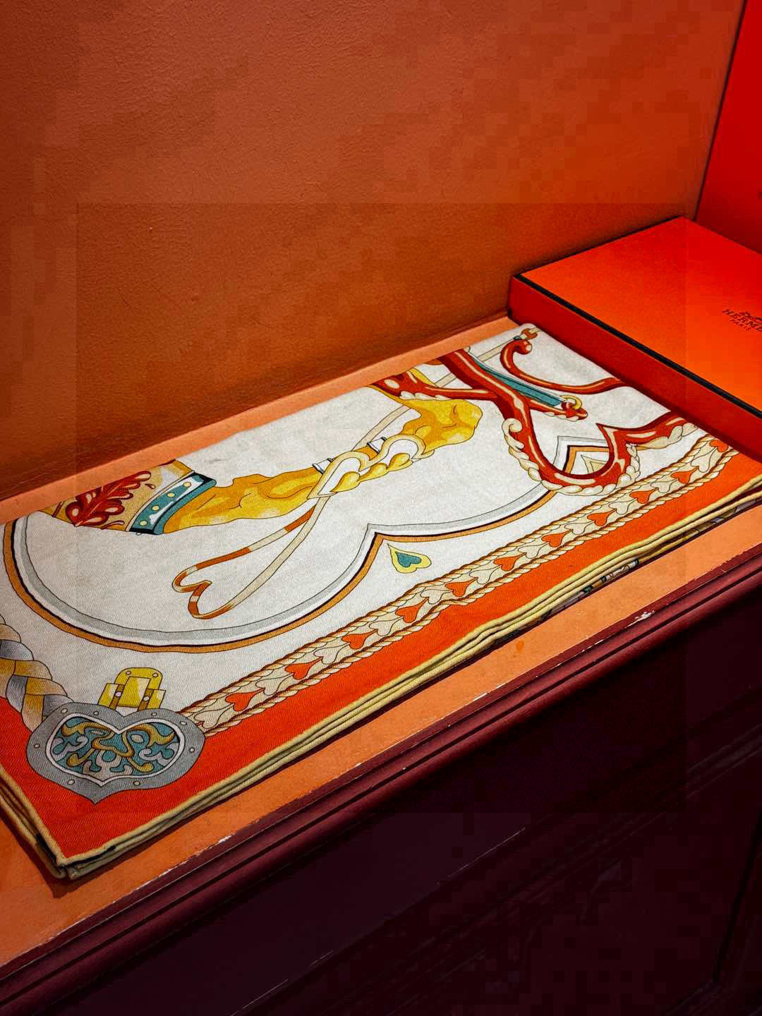 【双面同色】原单爱马仕140cm丝绒方巾💕 甜蜜的鞍具,装饰家芳登和佩西耶设计的一款餐盘增添骑士般的浪漫