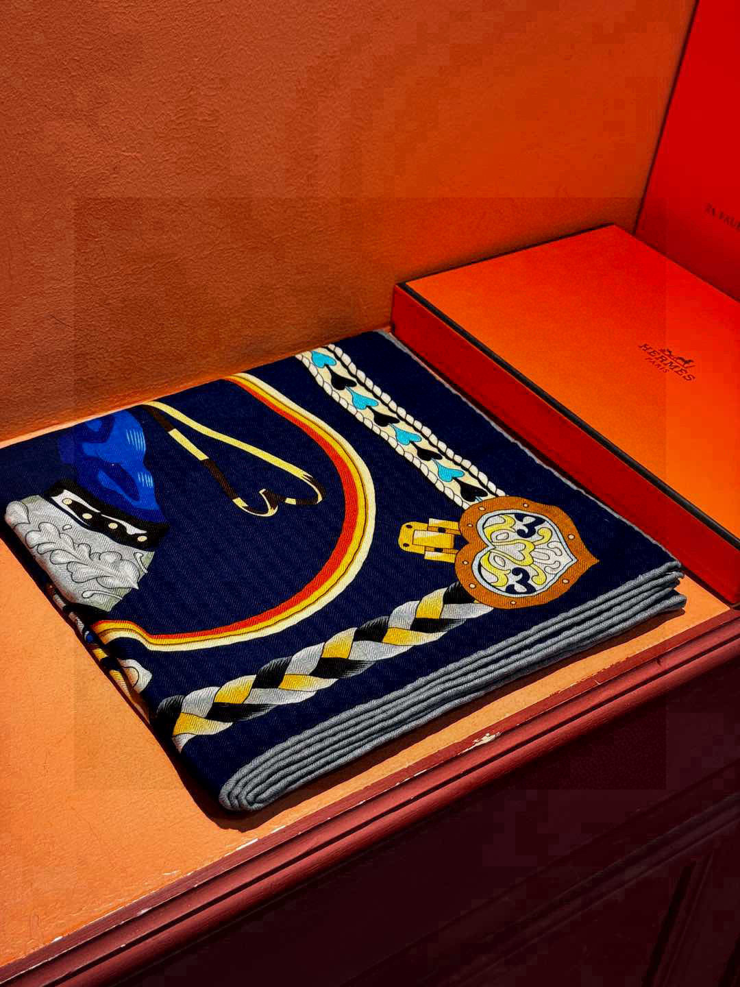 【双面同色】原单爱马仕140cm丝绒方巾💕 甜蜜的鞍具,装饰家芳登和佩西耶设计的一款餐盘增添骑士般的浪漫