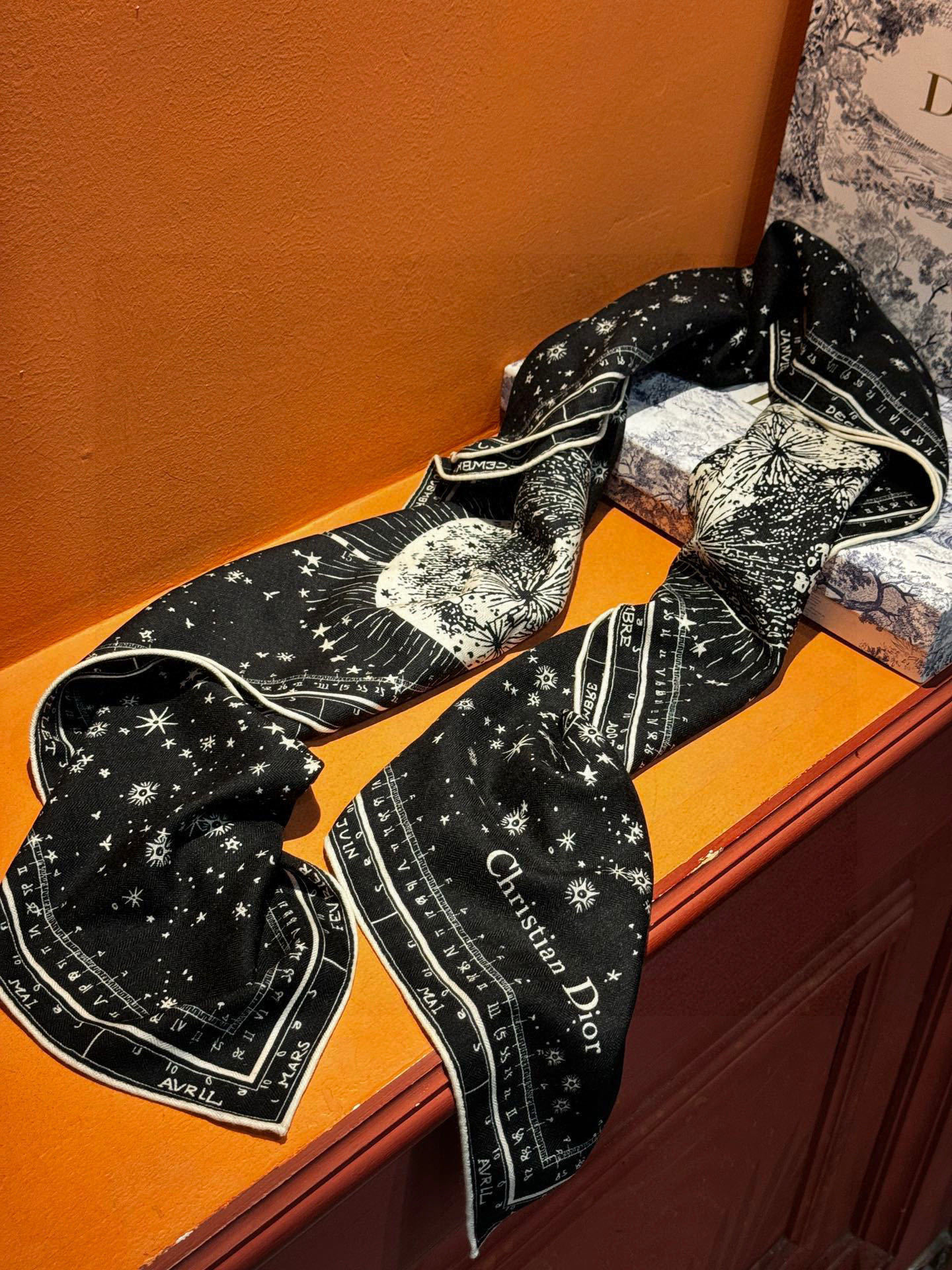 上新💞D家丝巾{140cm真丝羊绒}桑蚕丝+羊绒现由彼得罗•鲁福 (Pietro RUffo) 设计的D