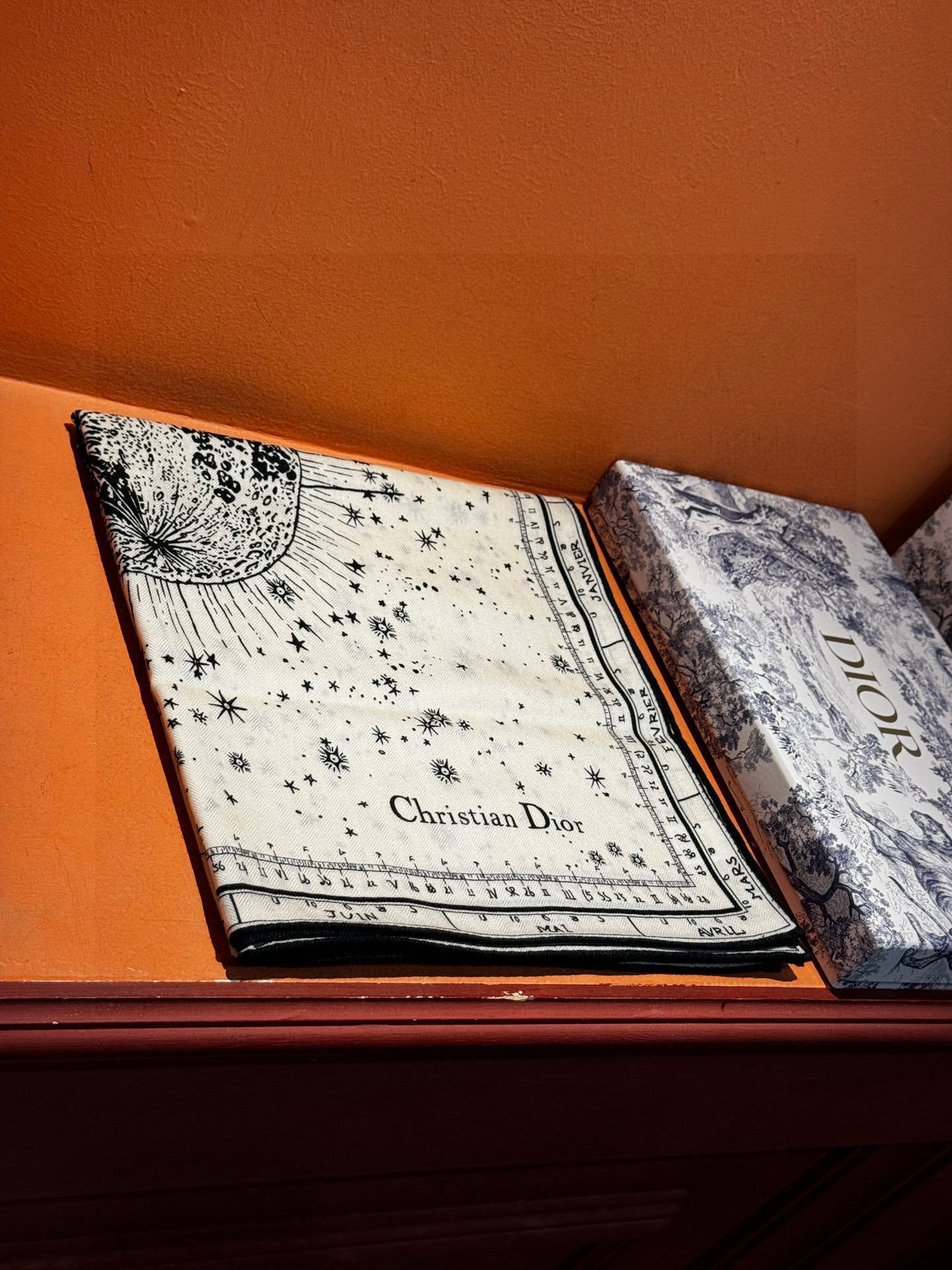 上新💞D家丝巾{140cm真丝羊绒}桑蚕丝+羊绒现由彼得罗•鲁福 (Pietro RUffo) 设计的D