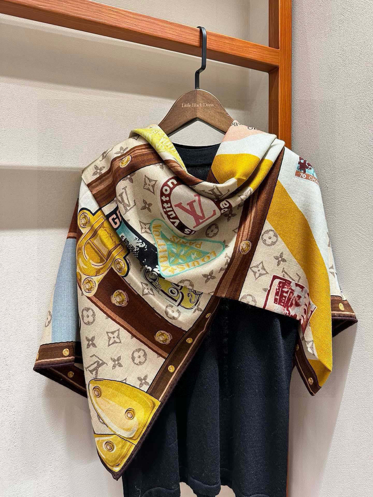 【LV】上新❤️ 路易威登 一款值得品细节的高货抠细节,从一个小块的配色去打败市场货140方巾 二个配色