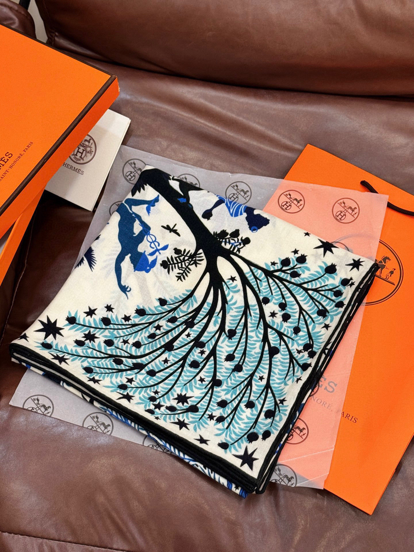 羊绒新款🆕👏👏买了都说好看‼️推荐💕爱马仕双面同色羊绒方巾【玛雅森林双面同色140】,顶级工艺超值‼️爱