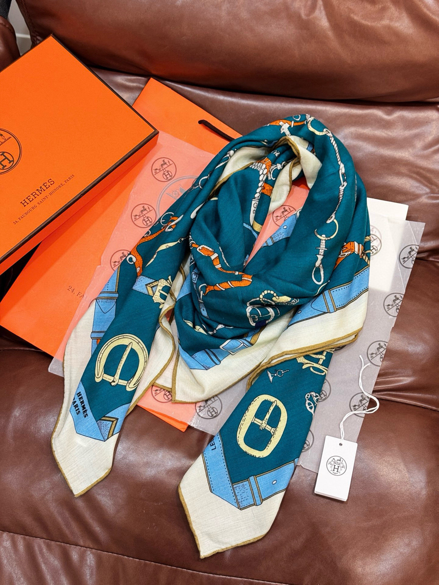 羊绒新款🆕👏👏买了都说好看‼️推荐💕爱马仕双面同色羊绒方巾【跃动的马儿双面同色140】,顶级工艺超值‼️