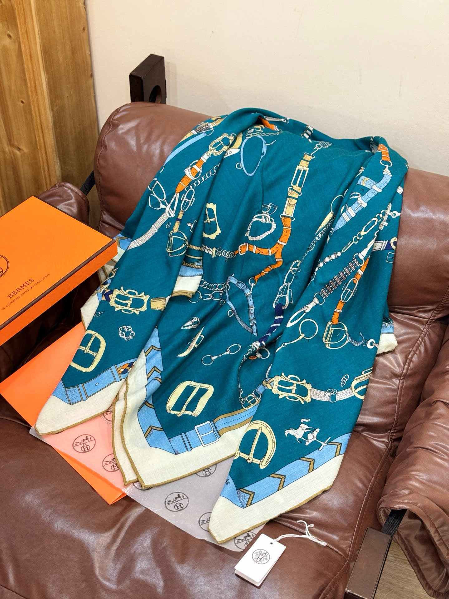 羊绒新款🆕👏👏买了都说好看‼️推荐💕爱马仕双面同色羊绒方巾【跃动的马儿双面同色140】,顶级工艺超值‼️