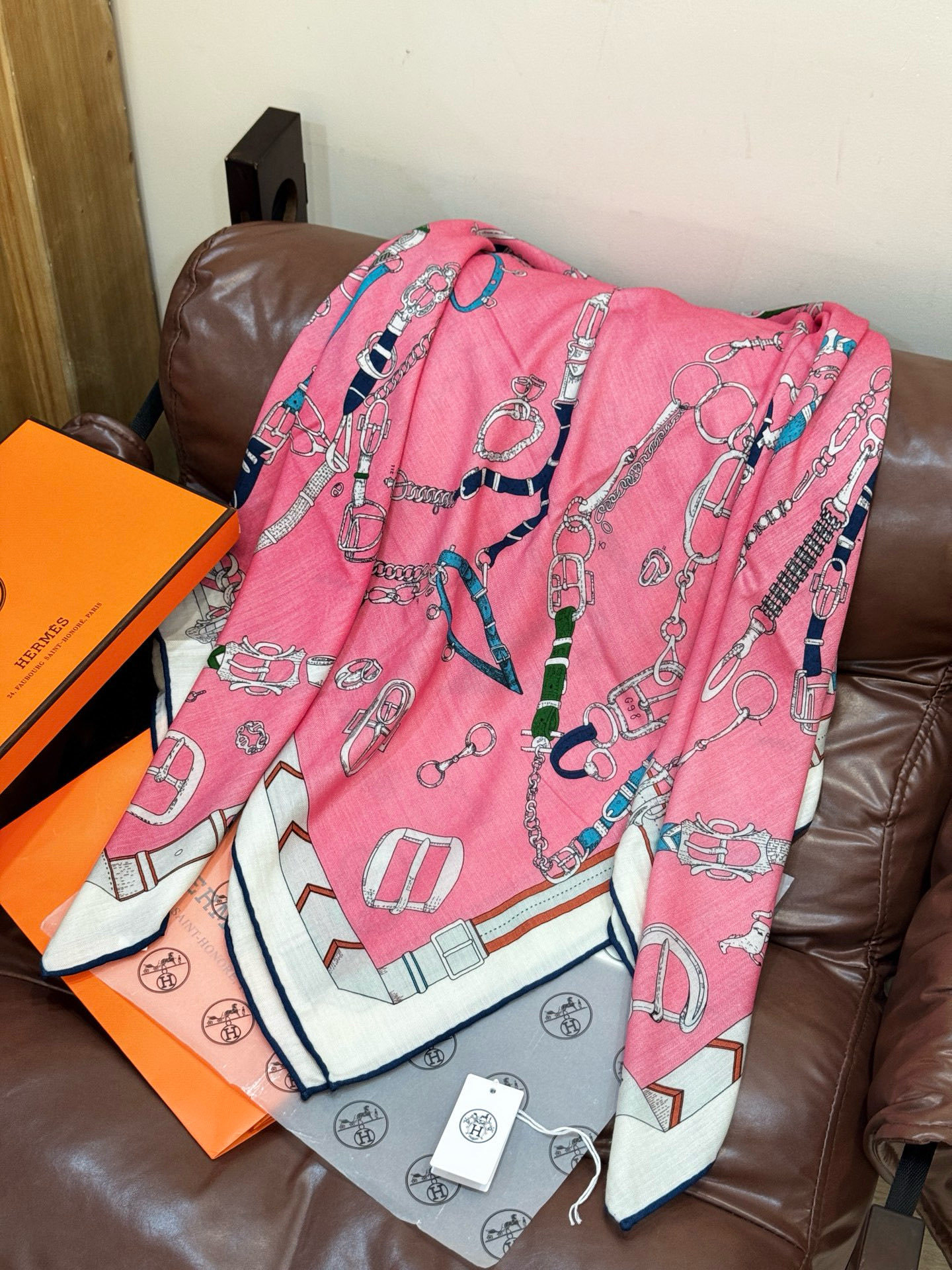 羊绒新款🆕👏👏买了都说好看‼️推荐💕爱马仕双面同色羊绒方巾【跃动的马儿双面同色140】,顶级工艺超值‼️