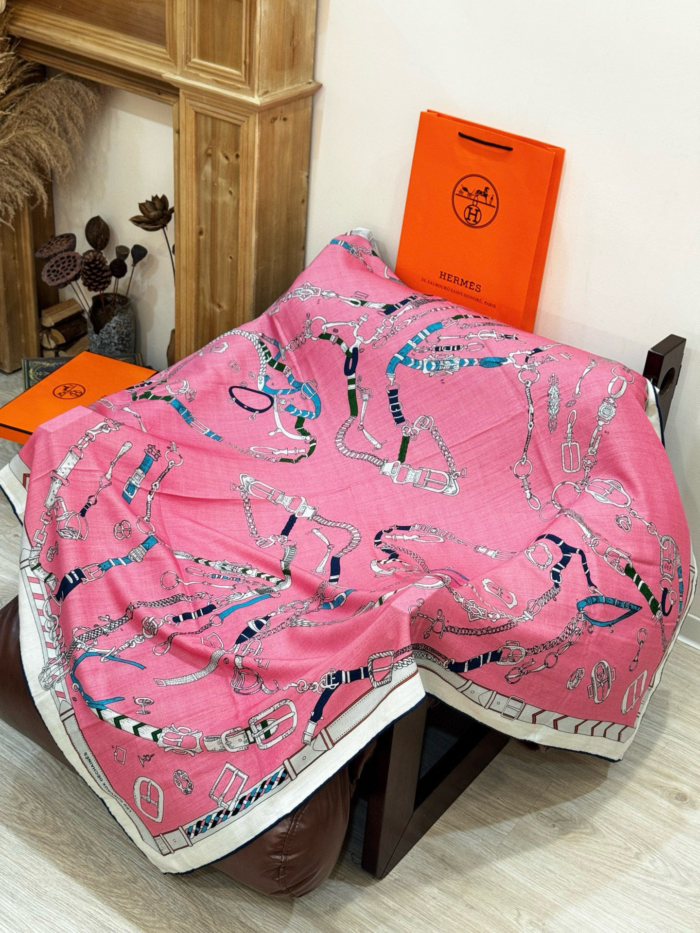 羊绒新款🆕👏👏买了都说好看‼️推荐💕爱马仕双面同色羊绒方巾【跃动的马儿双面同色140】,顶级工艺超值‼️