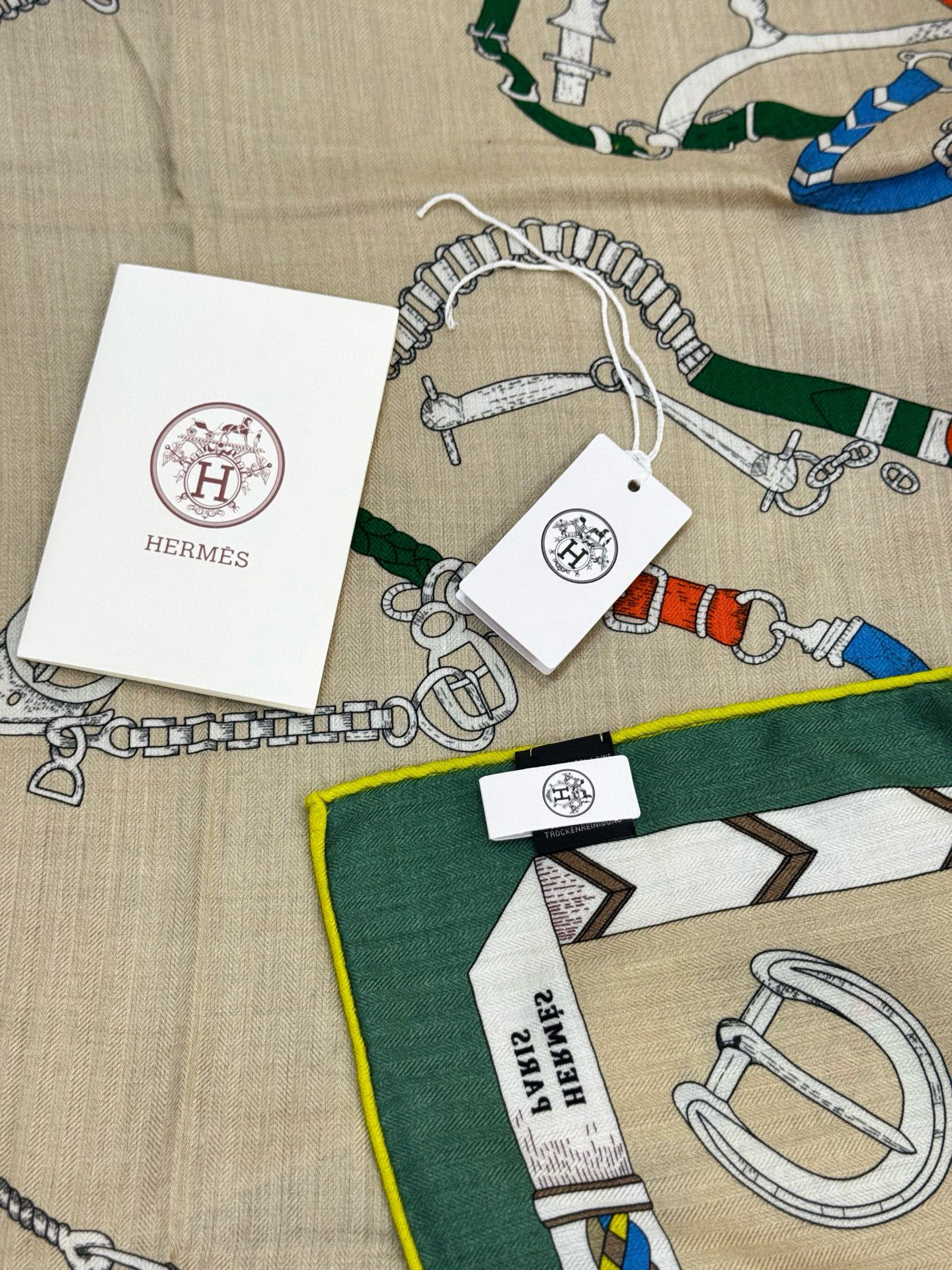 羊绒新款🆕👏👏买了都说好看‼️推荐💕爱马仕双面同色羊绒方巾【跃动的马儿双面同色140】,顶级工艺超值‼️