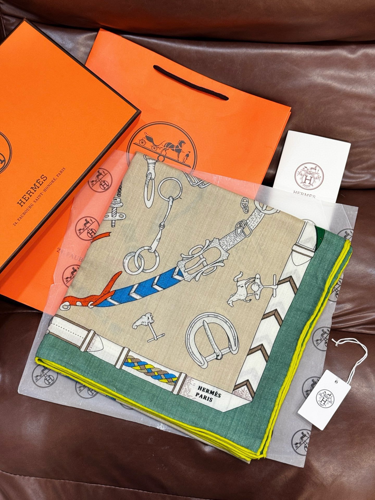 羊绒新款🆕👏👏买了都说好看‼️推荐💕爱马仕双面同色羊绒方巾【跃动的马儿双面同色140】,顶级工艺超值‼️