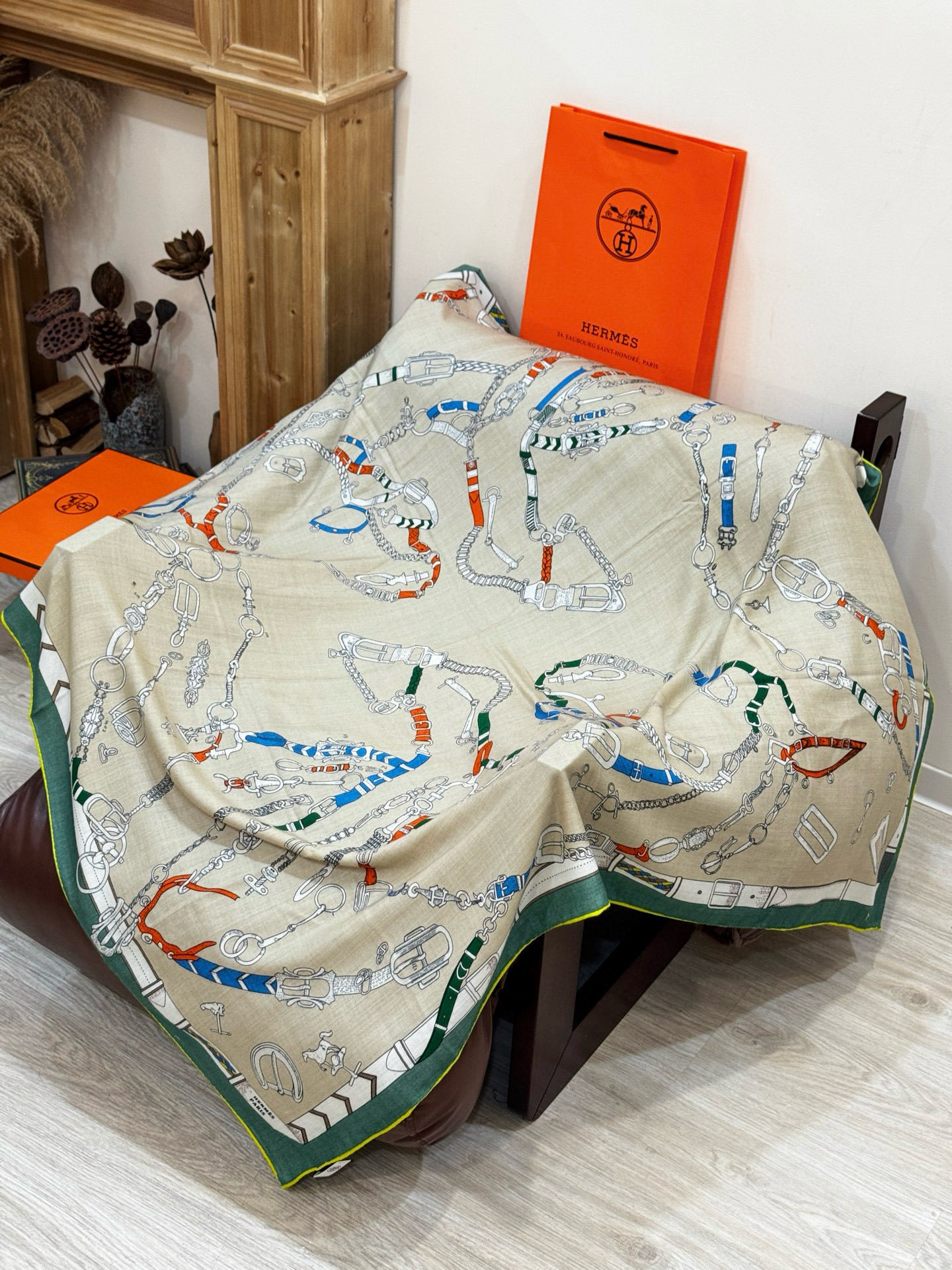 羊绒新款🆕👏👏买了都说好看‼️推荐💕爱马仕双面同色羊绒方巾【跃动的马儿双面同色140】,顶级工艺超值‼️