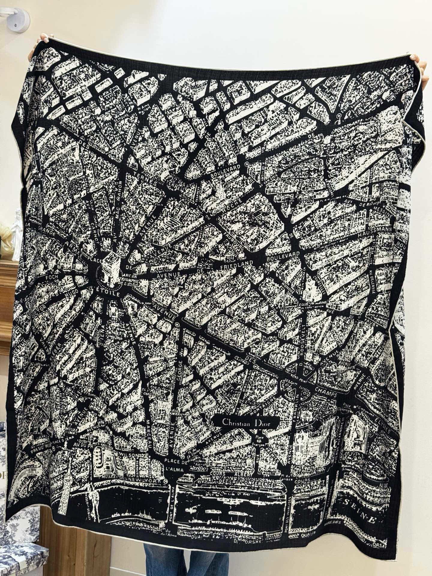 Dior ❤【️巴黎地图】140*140双面同色丝绒方巾🉐️LAN DE 价🉐️ARIS 巴黎地图这款方