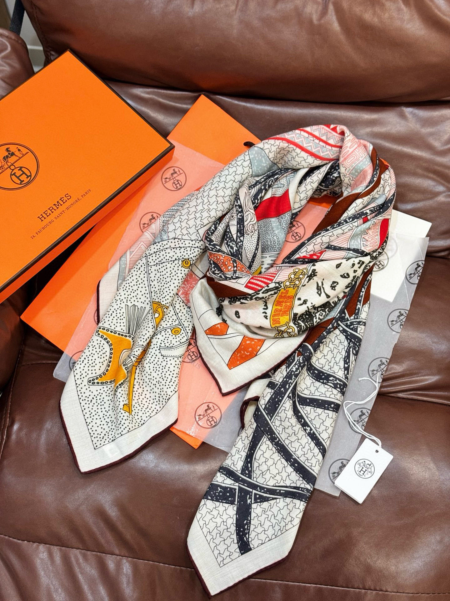 💟2025年秋冬抢先 上新💞【双面同色丝毛方巾】手工卷边山羊绒和真丝混纺披肩(70%山羊绒,30%桑蚕丝