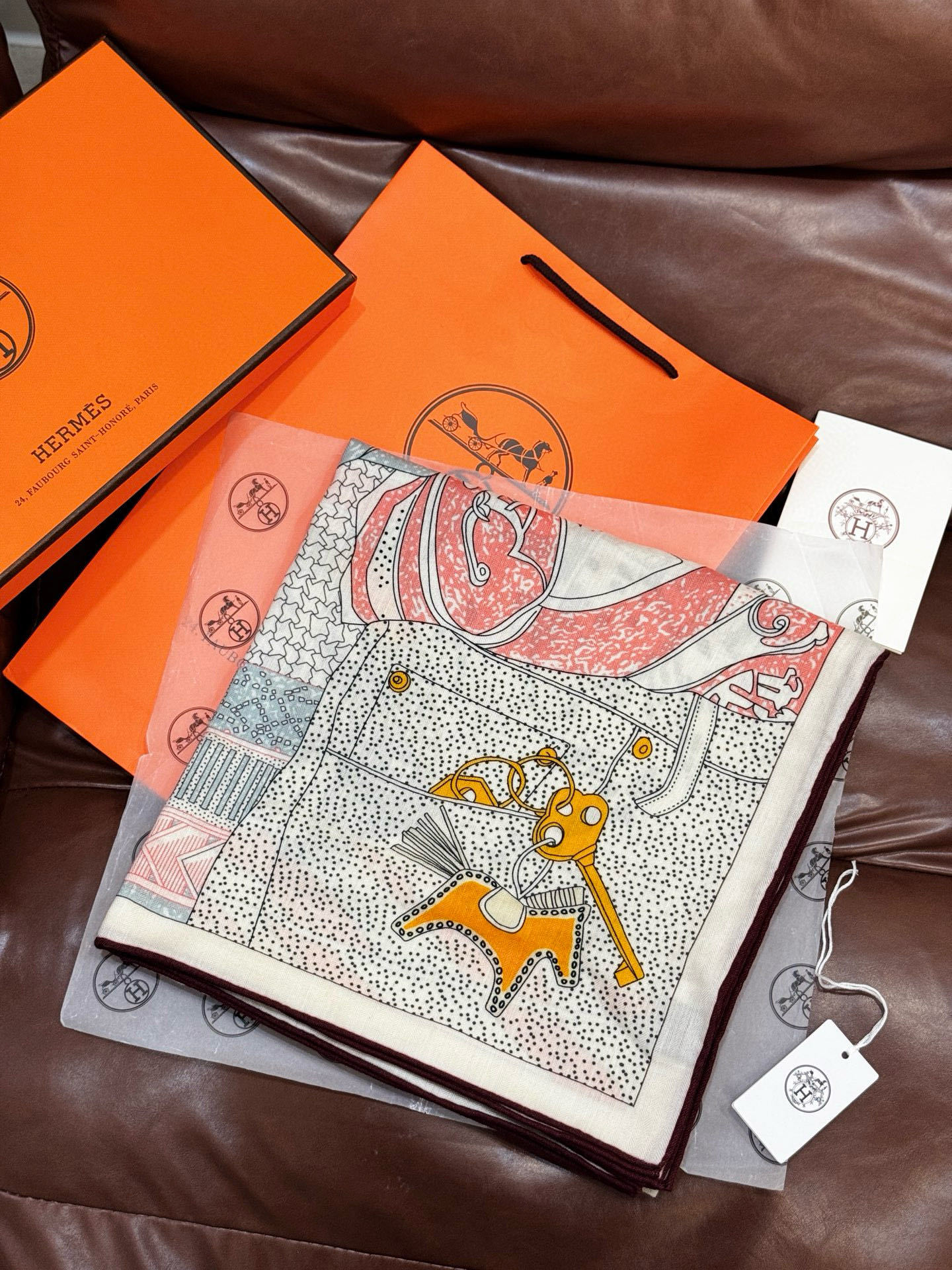 💟2025年秋冬抢先 上新💞【双面同色丝毛方巾】手工卷边山羊绒和真丝混纺披肩(70%山羊绒,30%桑蚕丝