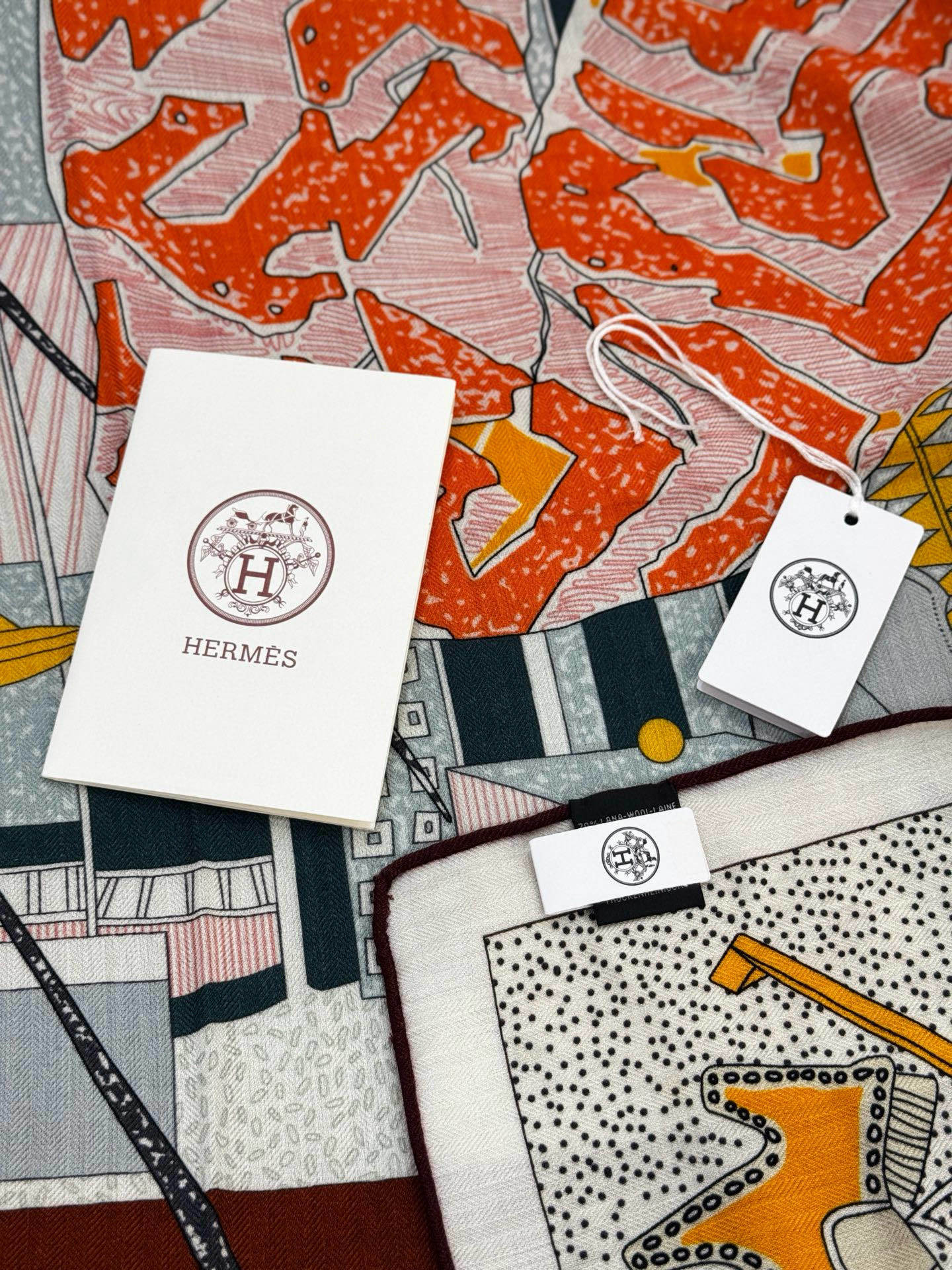 💟2025年秋冬抢先 上新💞【双面同色丝毛方巾】手工卷边山羊绒和真丝混纺披肩(70%山羊绒,30%桑蚕丝