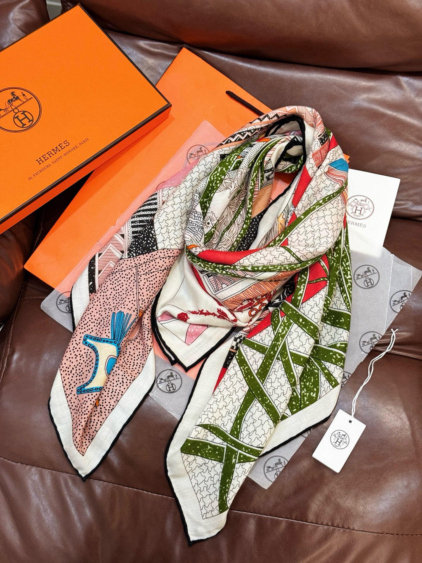 💟2025年秋冬抢先 上新💞【双面同色丝毛方巾】手工卷边山羊绒和真丝混纺披肩(70%山羊绒,30%桑蚕丝