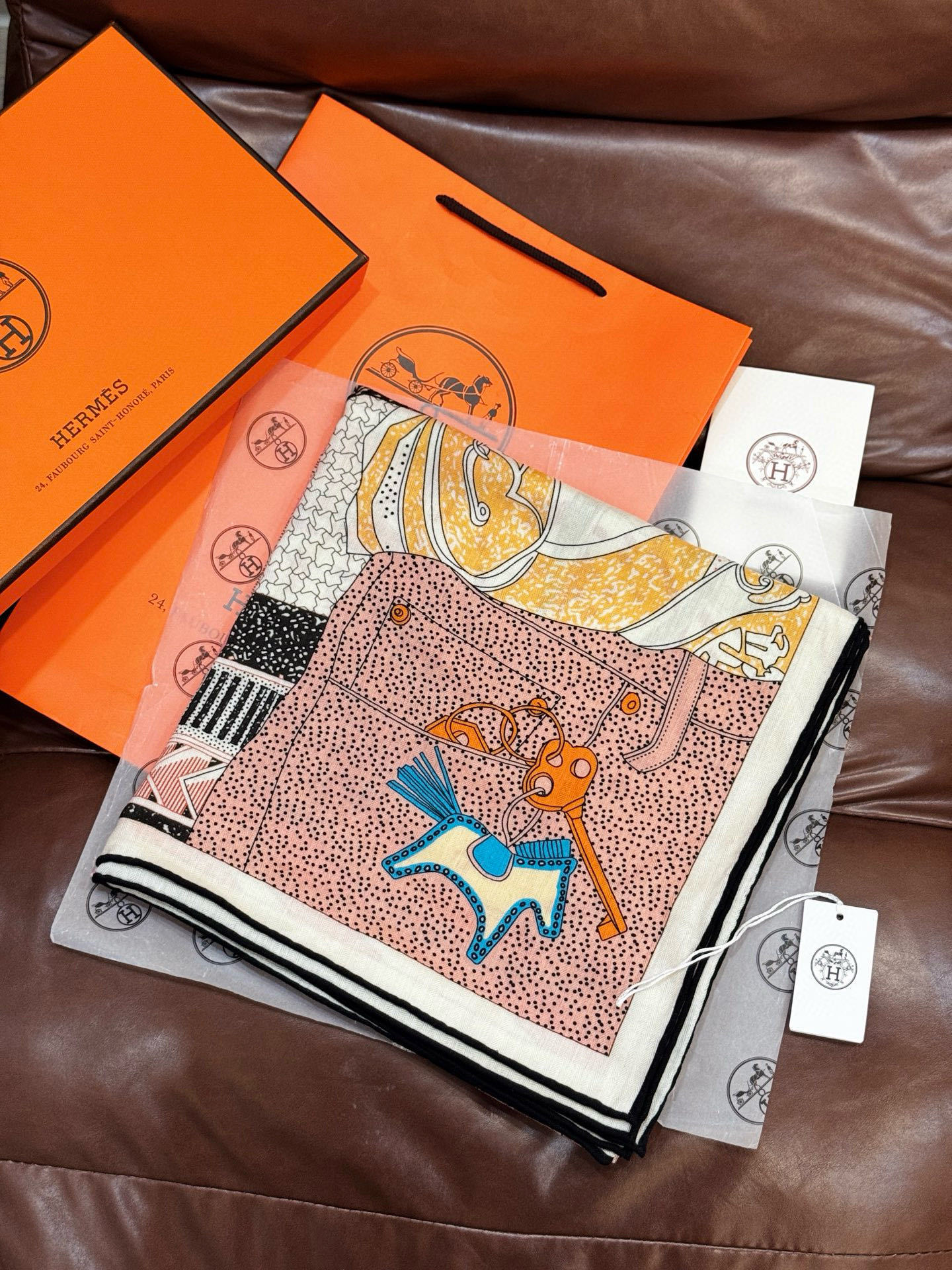 💟2025年秋冬抢先 上新💞【双面同色丝毛方巾】手工卷边山羊绒和真丝混纺披肩(70%山羊绒,30%桑蚕丝