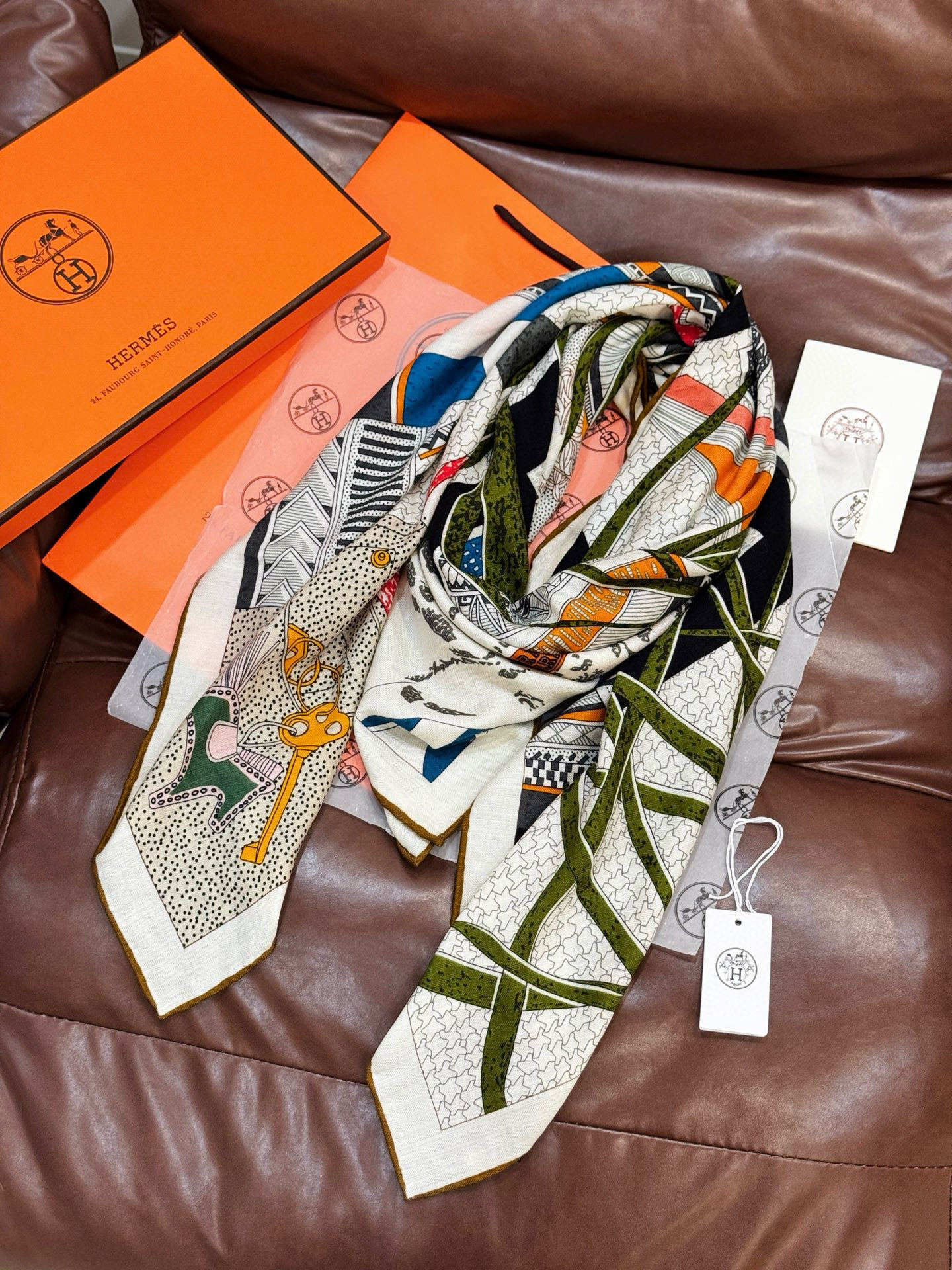 💟2025年秋冬抢先 上新💞【双面同色丝毛方巾】手工卷边山羊绒和真丝混纺披肩(70%山羊绒,30%桑蚕丝