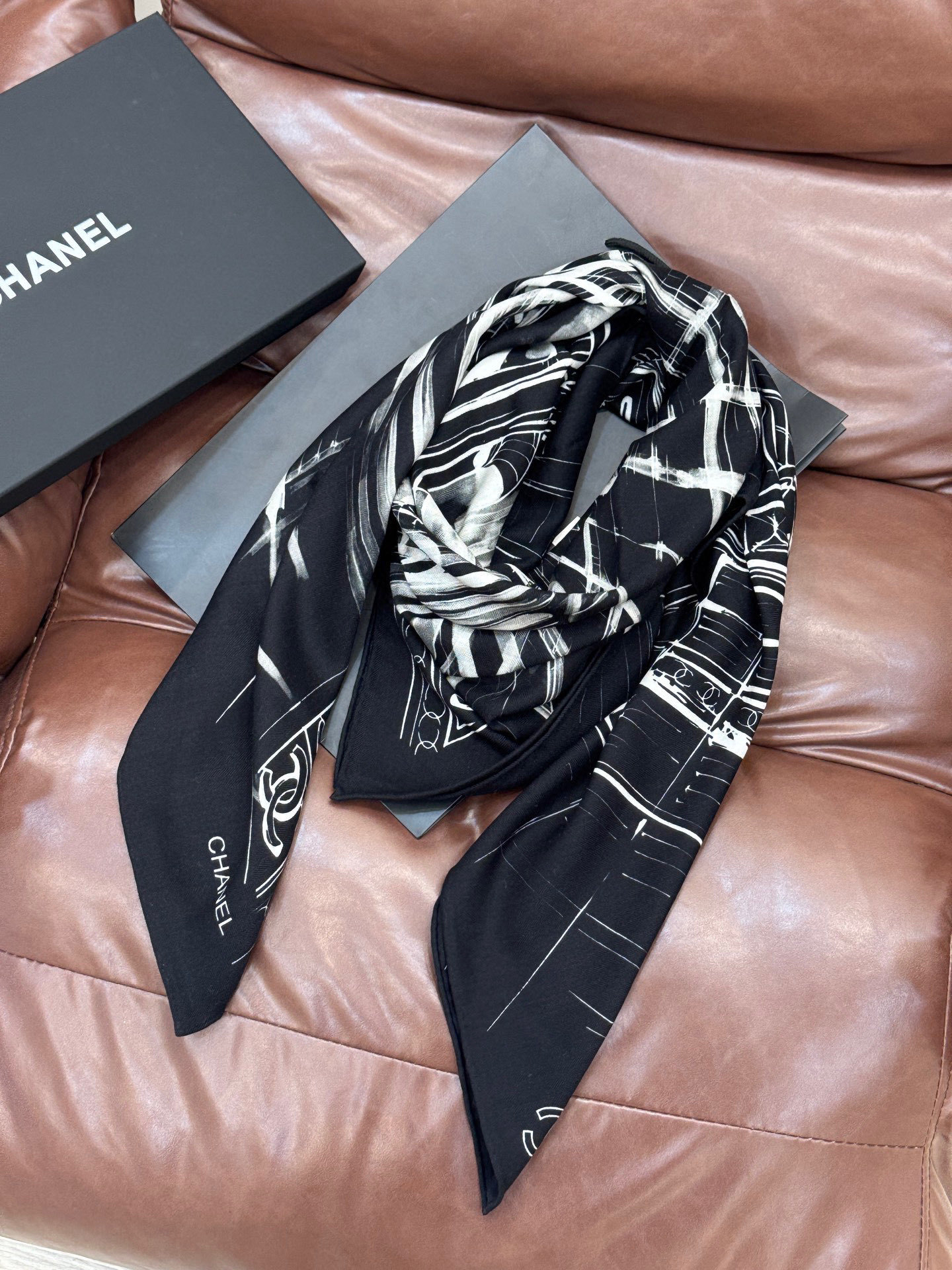 CHANEL ~25秋冬新品【140顶级丝绒双面同色】披肩的图案是巴黎大皇宫中被命名为“Gabriell