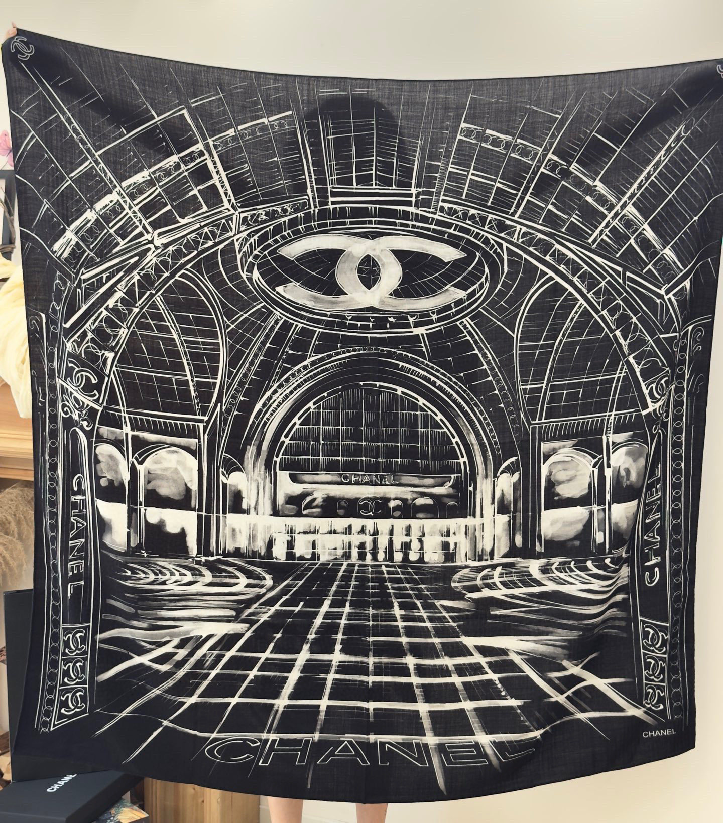 CHANEL ~25秋冬新品【140顶级丝绒双面同色】披肩的图案是巴黎大皇宫中被命名为“Gabriell