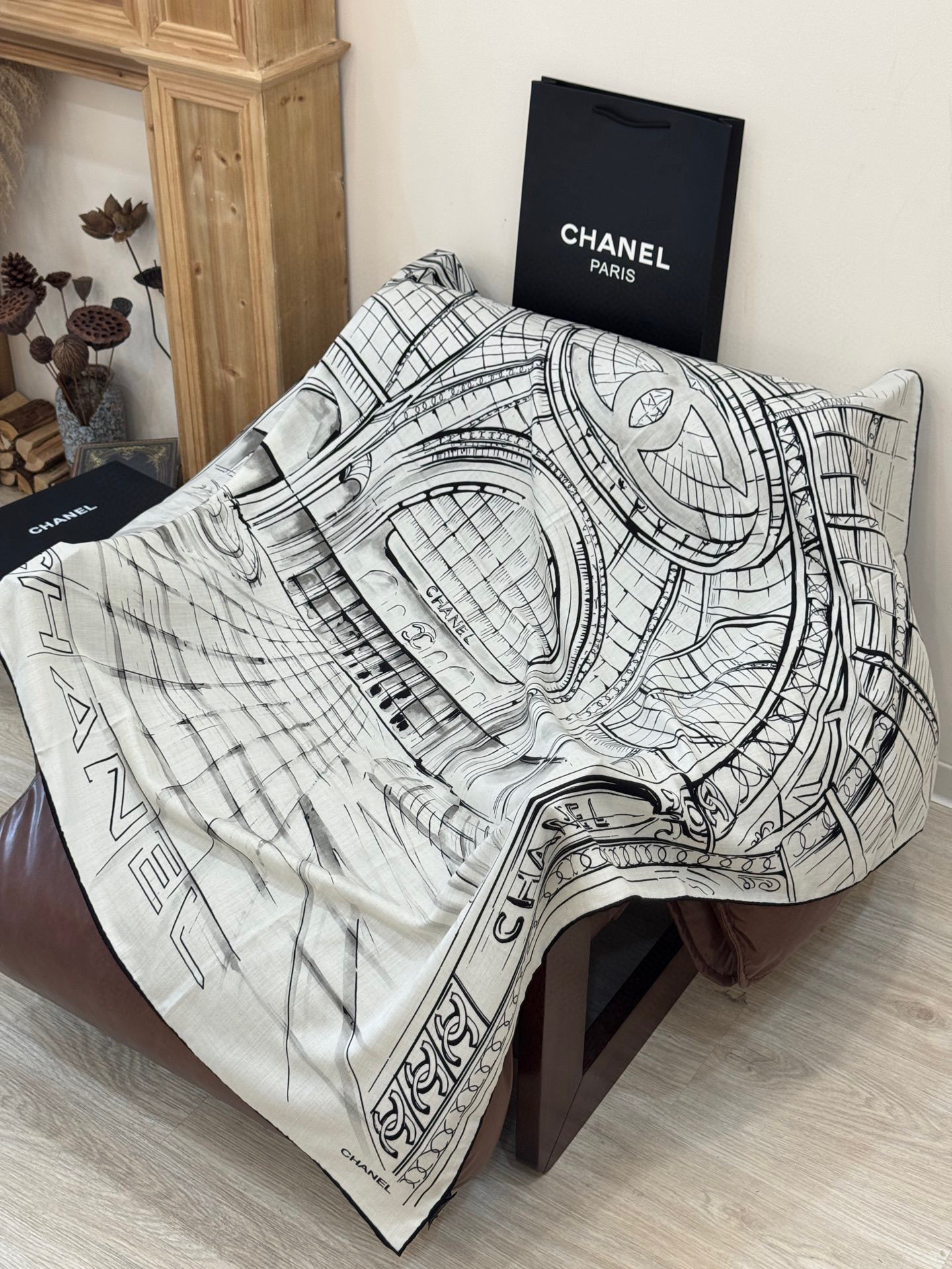 CHANEL ~25秋冬新品【140顶级丝绒双面同色】披肩的图案是巴黎大皇宫中被命名为“Gabriell