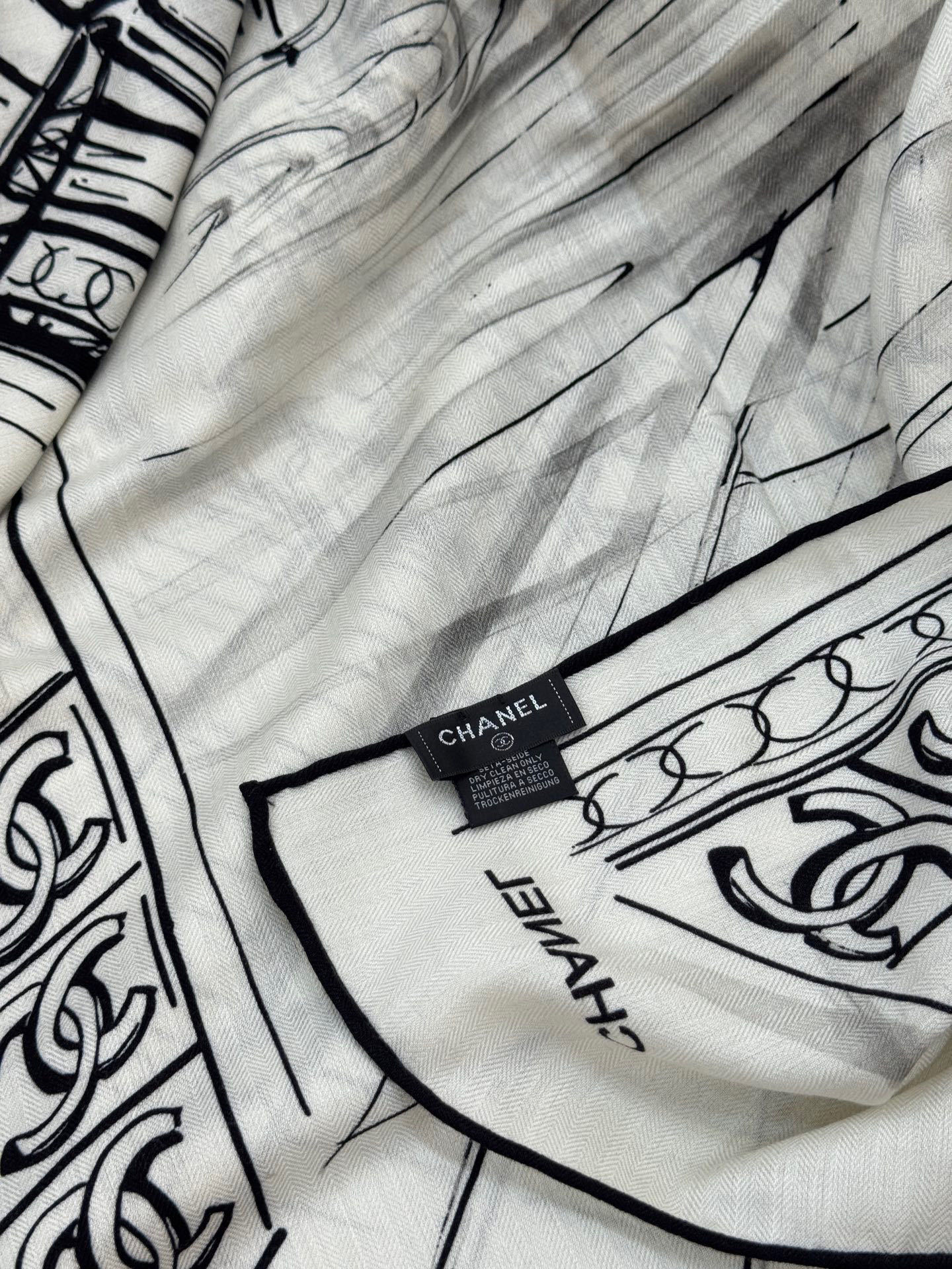 CHANEL ~25秋冬新品【140顶级丝绒双面同色】披肩的图案是巴黎大皇宫中被命名为“Gabriell