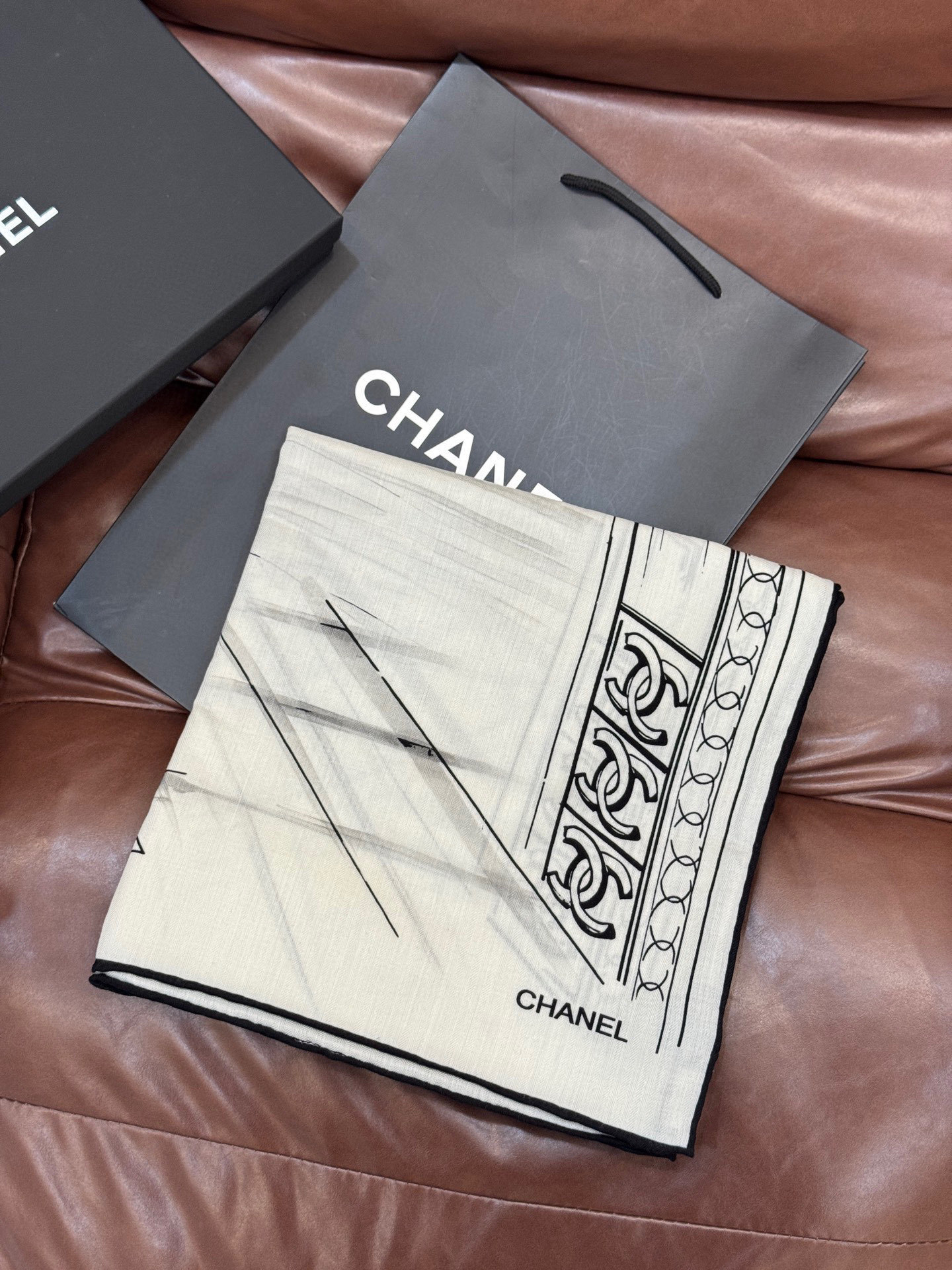 CHANEL ~25秋冬新品【140顶级丝绒双面同色】披肩的图案是巴黎大皇宫中被命名为“Gabriell