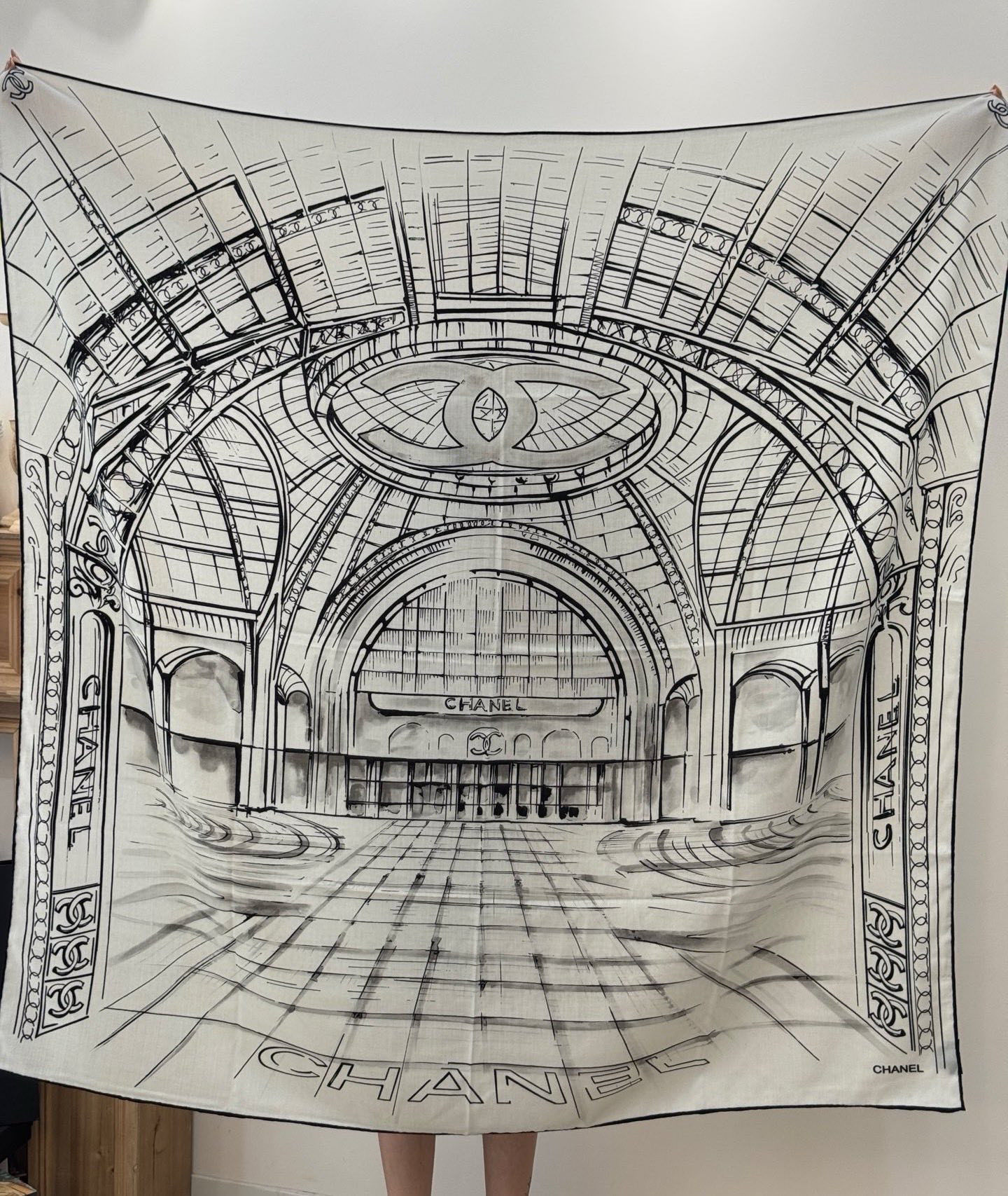 CHANEL ~25秋冬新品【140顶级丝绒双面同色】披肩的图案是巴黎大皇宫中被命名为“Gabriell