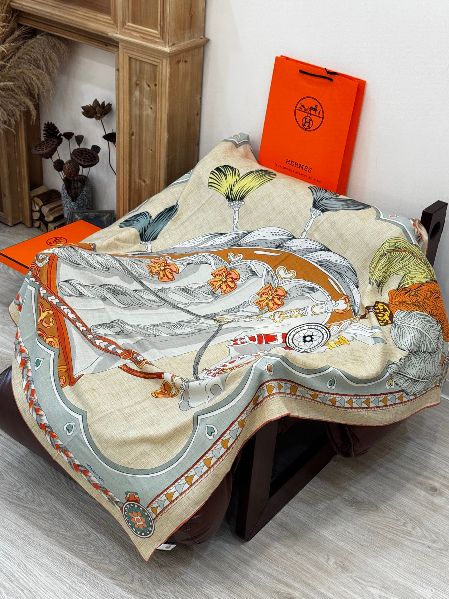 【双面同色】原单爱马仕140cm丝绒方巾💕 甜蜜的鞍具,装饰家芳登和佩西耶设计的一款餐盘增添骑士般的浪漫