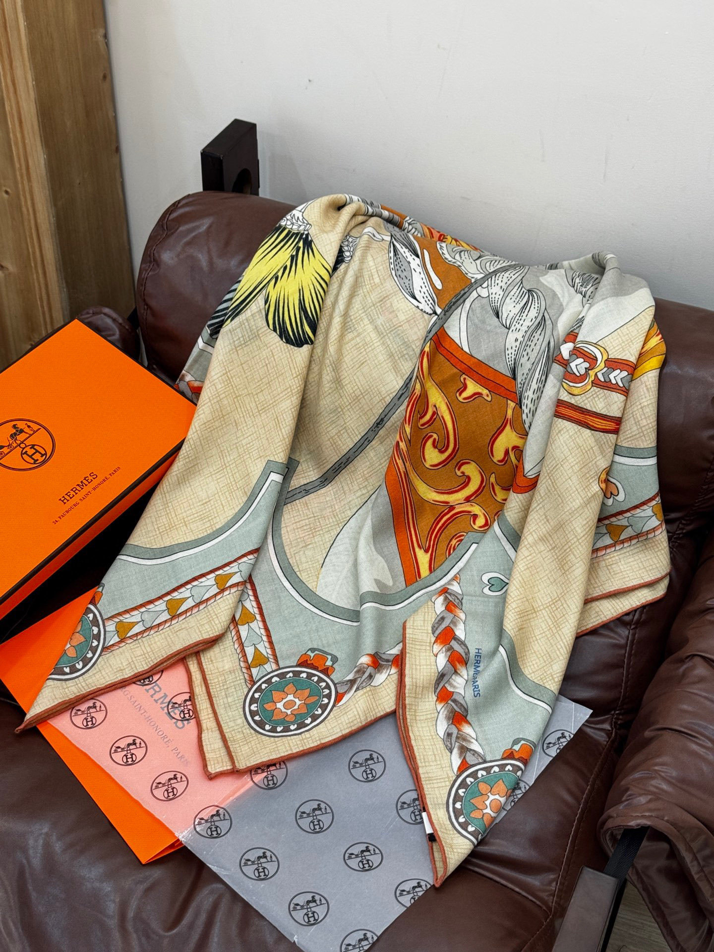 【双面同色】原单爱马仕140cm丝绒方巾💕 甜蜜的鞍具,装饰家芳登和佩西耶设计的一款餐盘增添骑士般的浪漫