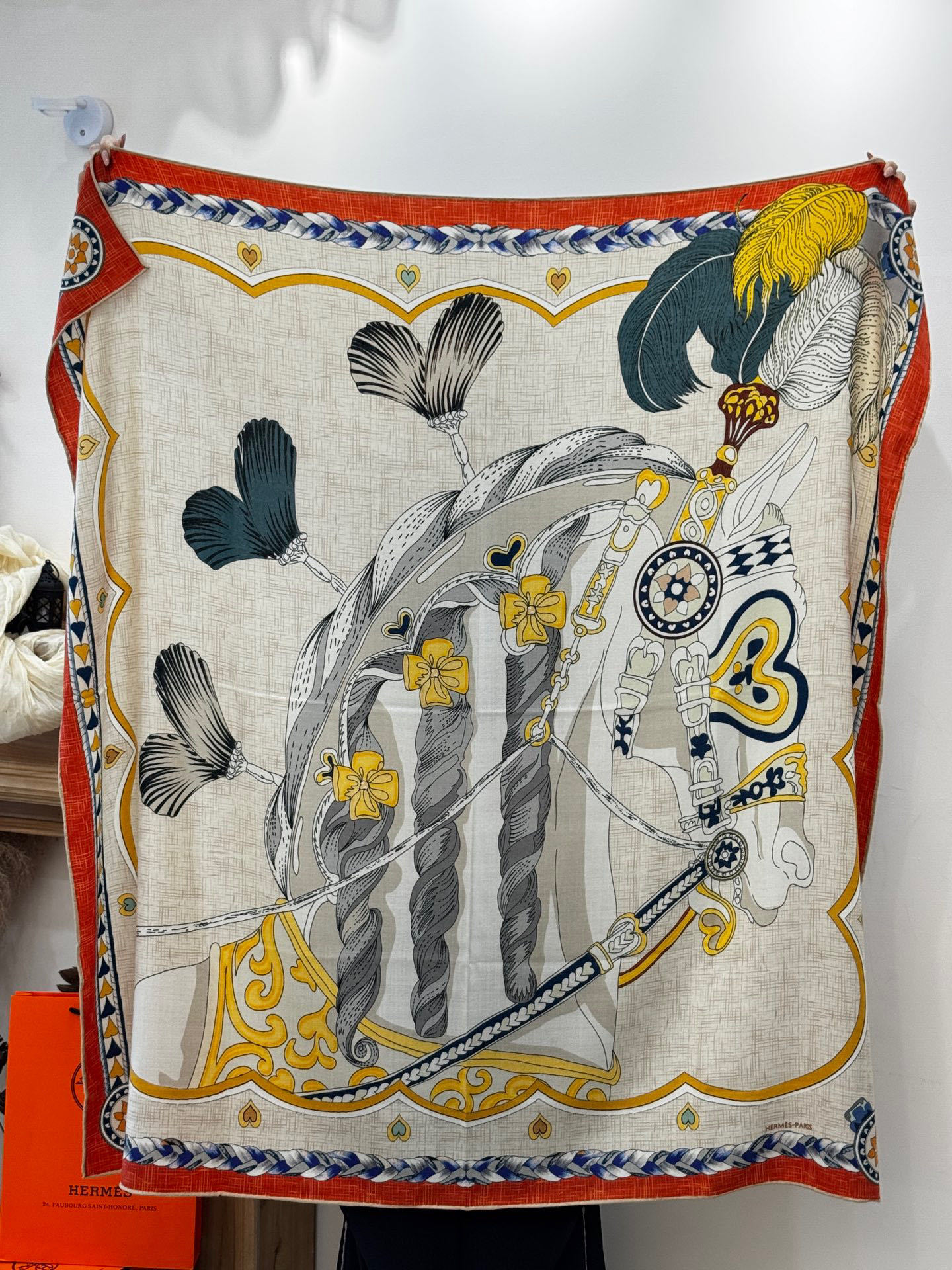 【双面同色】原单爱马仕140cm丝绒方巾💕 甜蜜的鞍具,装饰家芳登和佩西耶设计的一款餐盘增添骑士般的浪漫