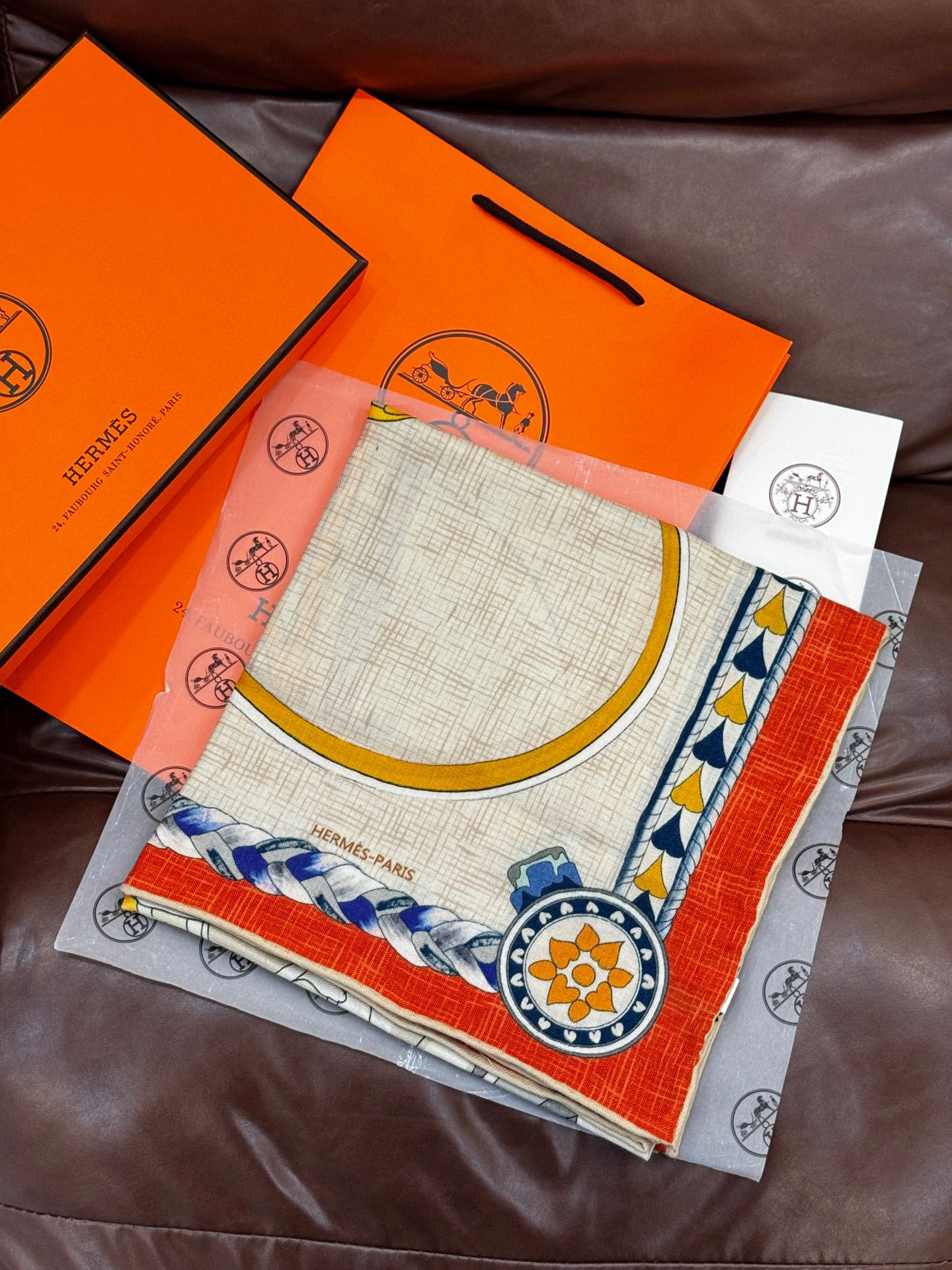 【双面同色】原单爱马仕140cm丝绒方巾💕 甜蜜的鞍具,装饰家芳登和佩西耶设计的一款餐盘增添骑士般的浪漫