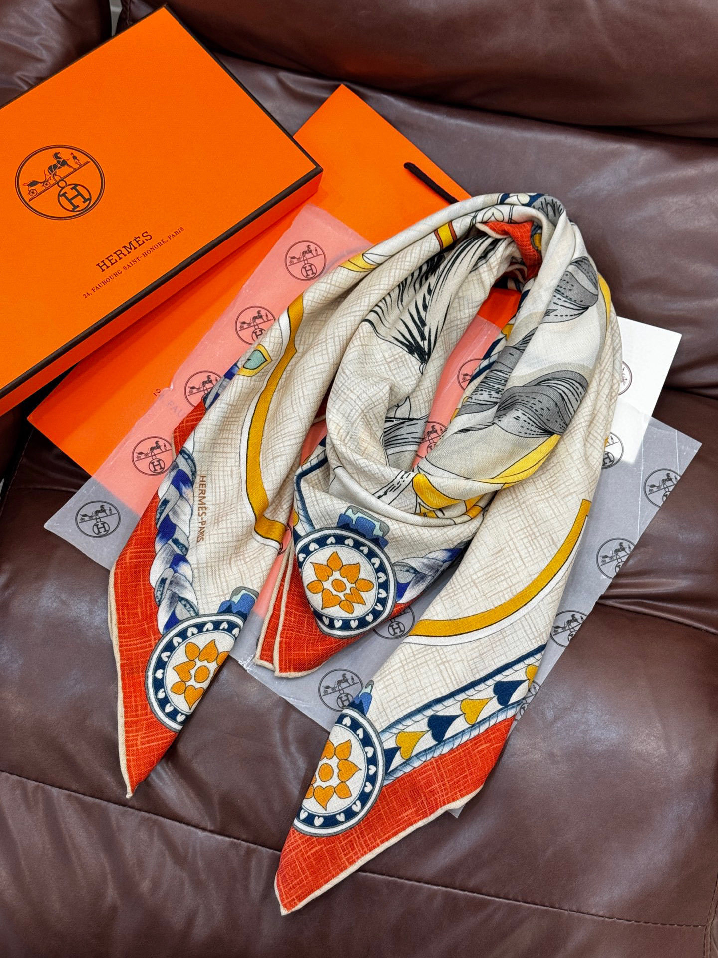 【双面同色】原单爱马仕140cm丝绒方巾💕 甜蜜的鞍具,装饰家芳登和佩西耶设计的一款餐盘增添骑士般的浪漫