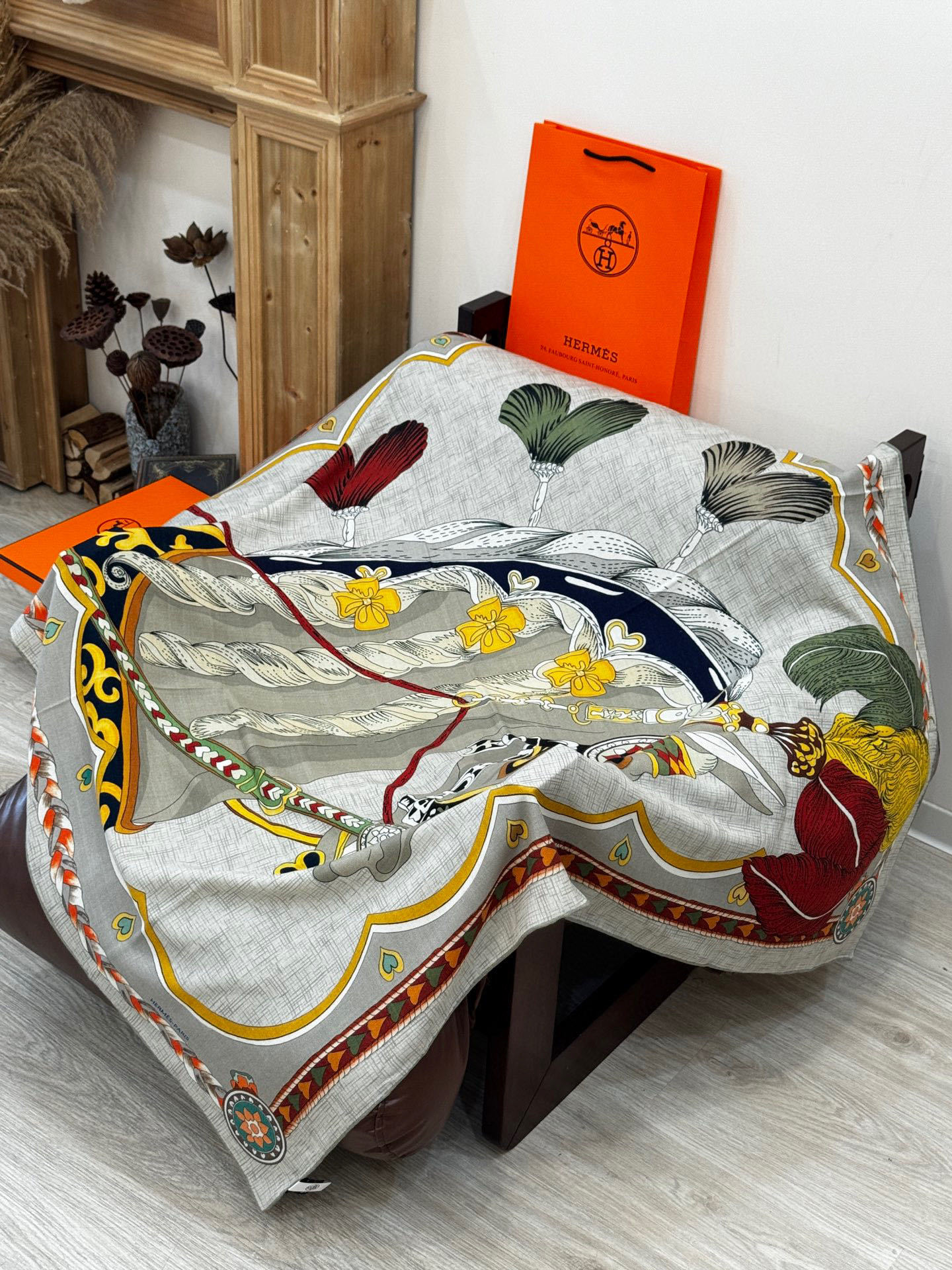 【双面同色】原单爱马仕140cm丝绒方巾💕 甜蜜的鞍具,装饰家芳登和佩西耶设计的一款餐盘增添骑士般的浪漫