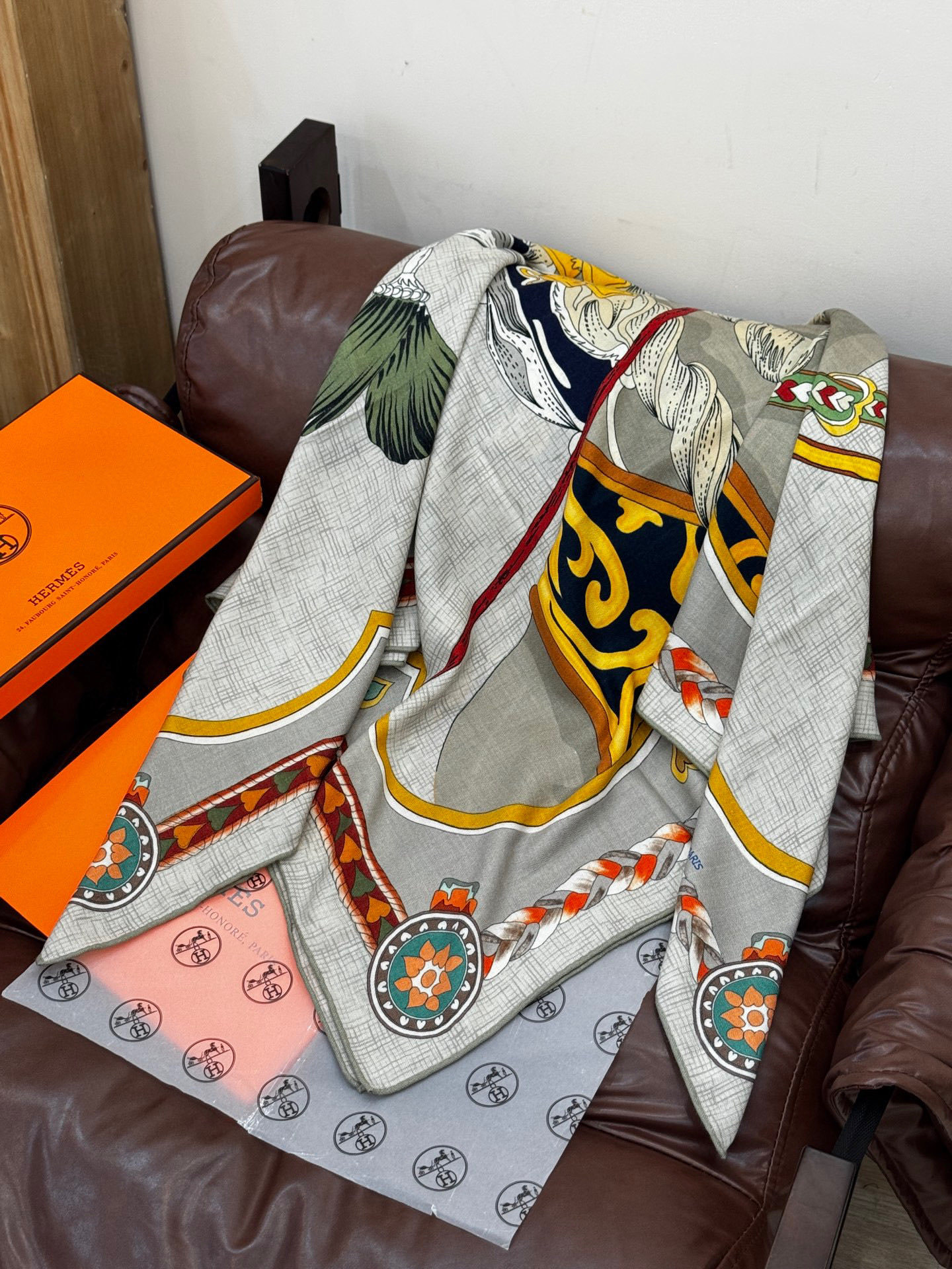 【双面同色】原单爱马仕140cm丝绒方巾💕 甜蜜的鞍具,装饰家芳登和佩西耶设计的一款餐盘增添骑士般的浪漫