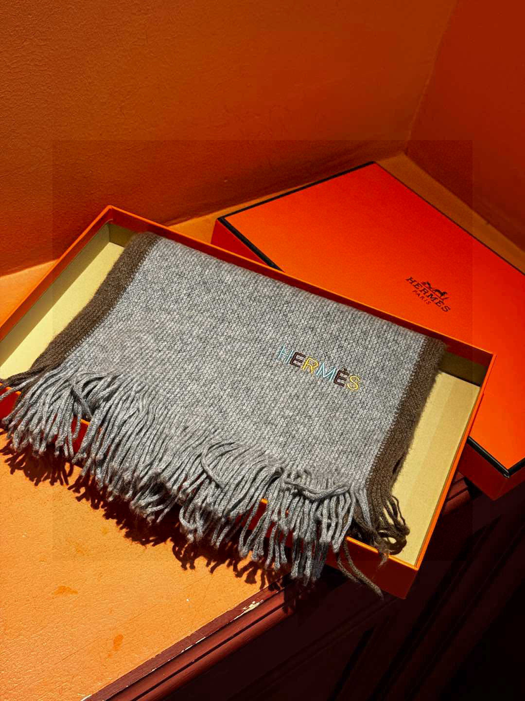 Hermes（爱马仕）同步专柜，高端羊绒针织围巾！】可正式，可随意，非常Classical的男款设计。这
