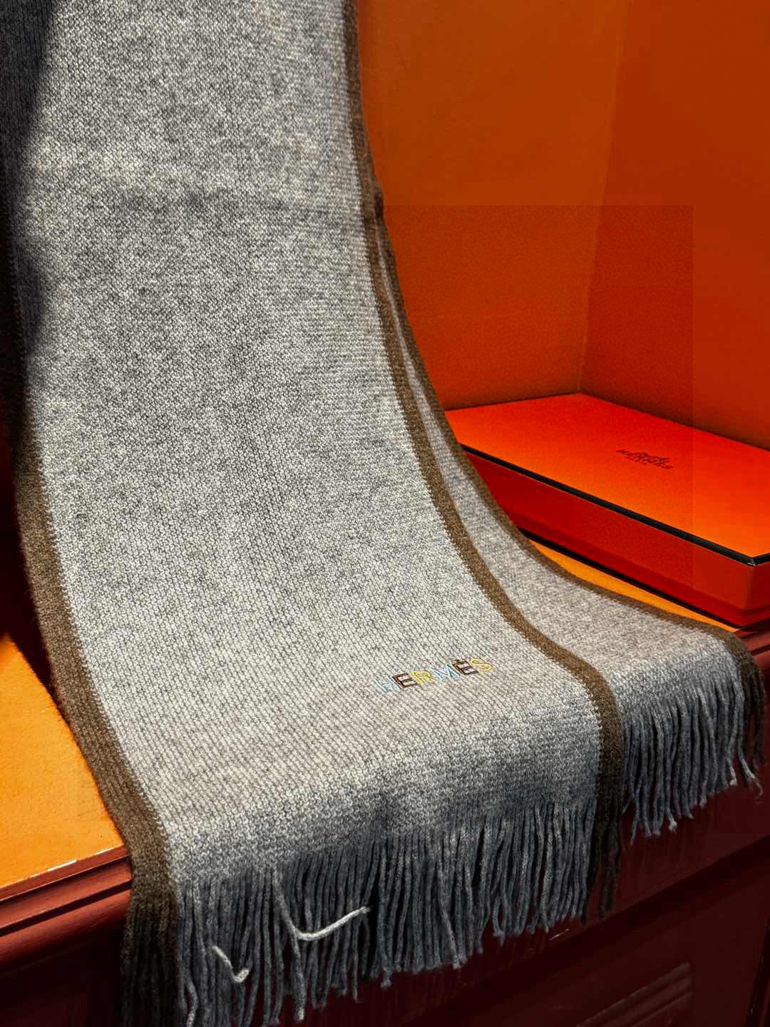 Hermes（爱马仕）同步专柜，高端羊绒针织围巾！】可正式，可随意，非常Classical的男款设计。这