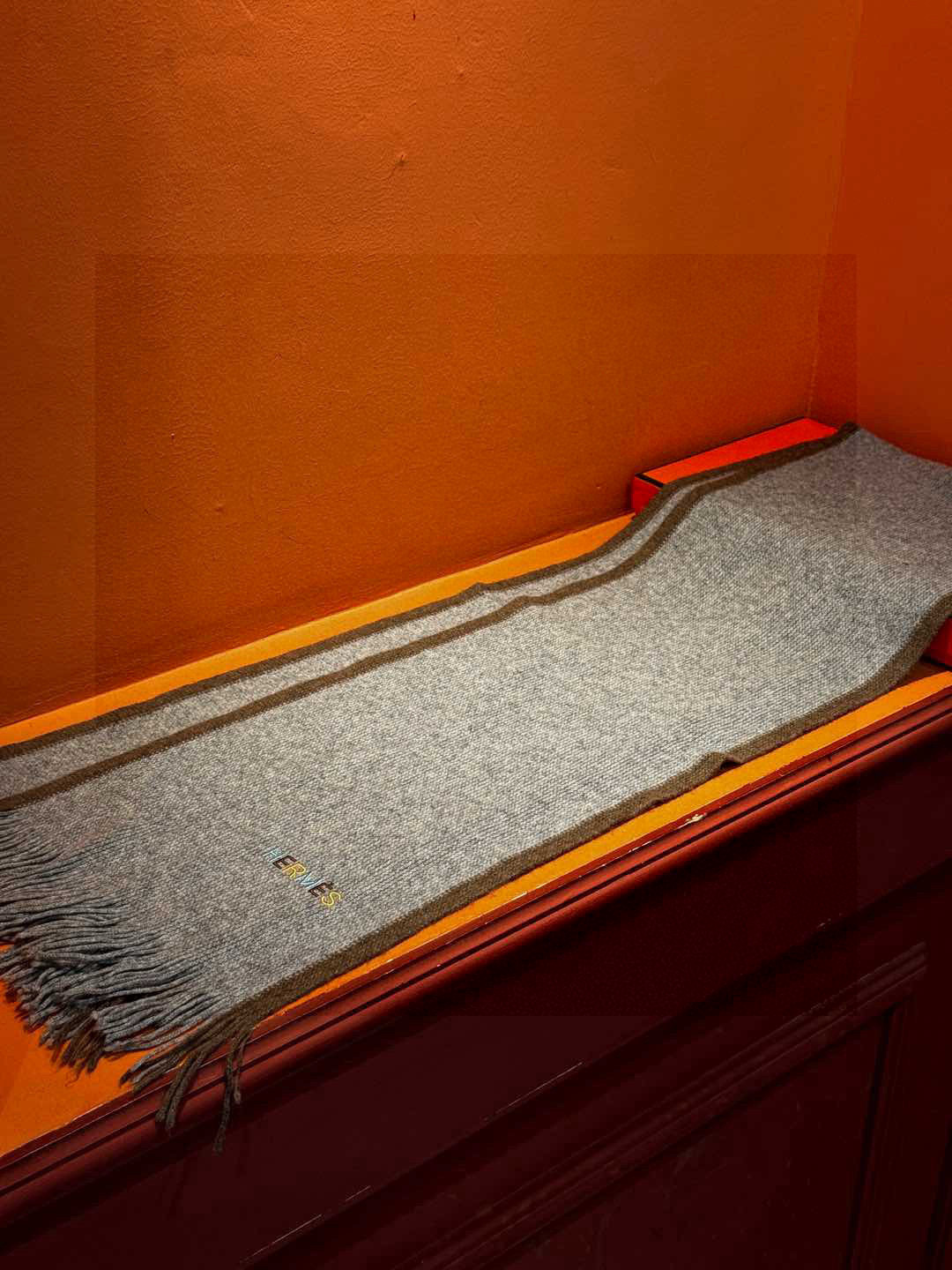 Hermes（爱马仕）同步专柜，高端羊绒针织围巾！】可正式，可随意，非常Classical的男款设计。这