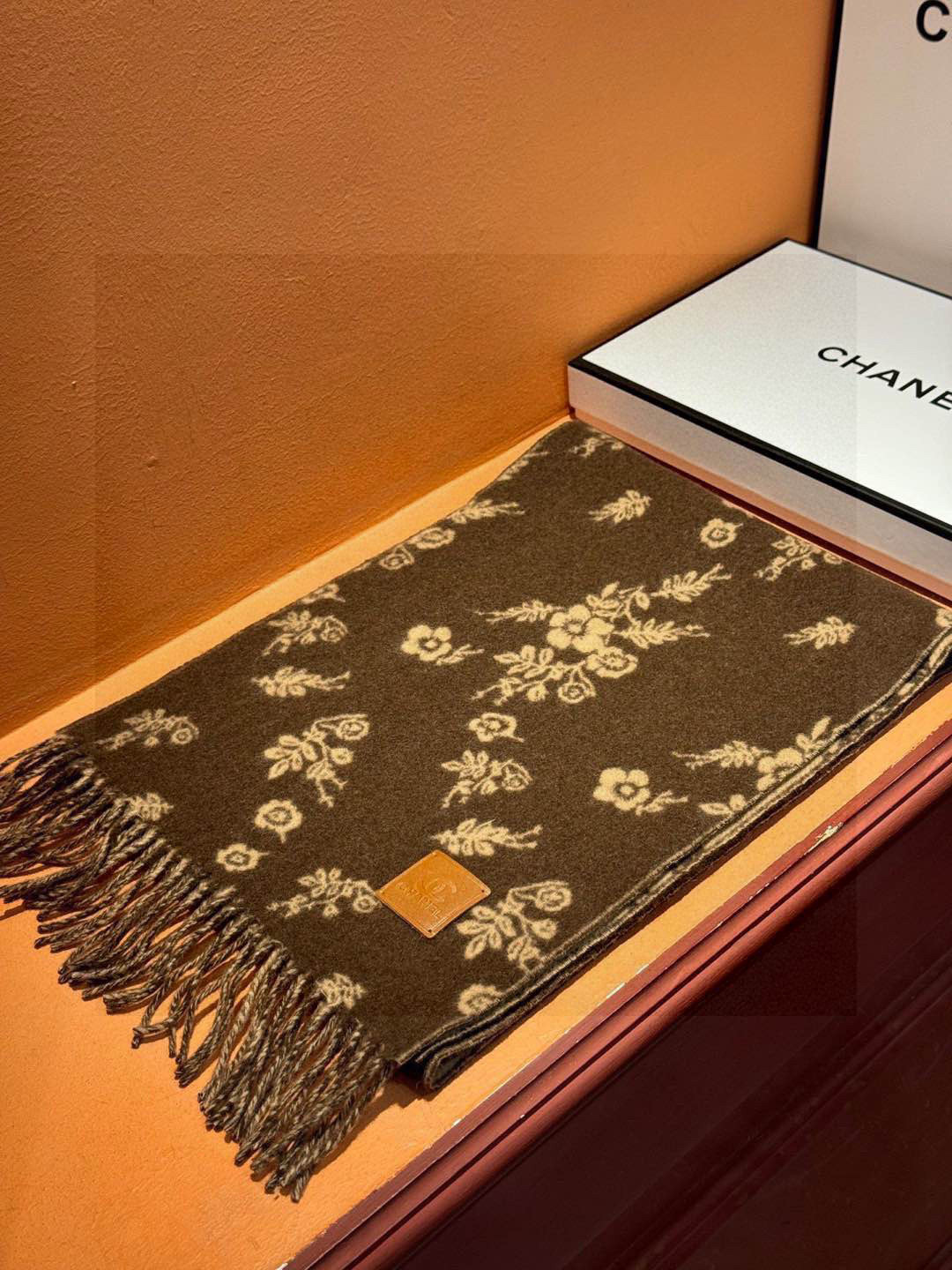 香奈儿 。代工厂臻选上乘的超细羊绒纤维 进行纯手工精梳处理 耗时耗力 再以清泉水浸泡涤荡 使羊绒纤维呈现