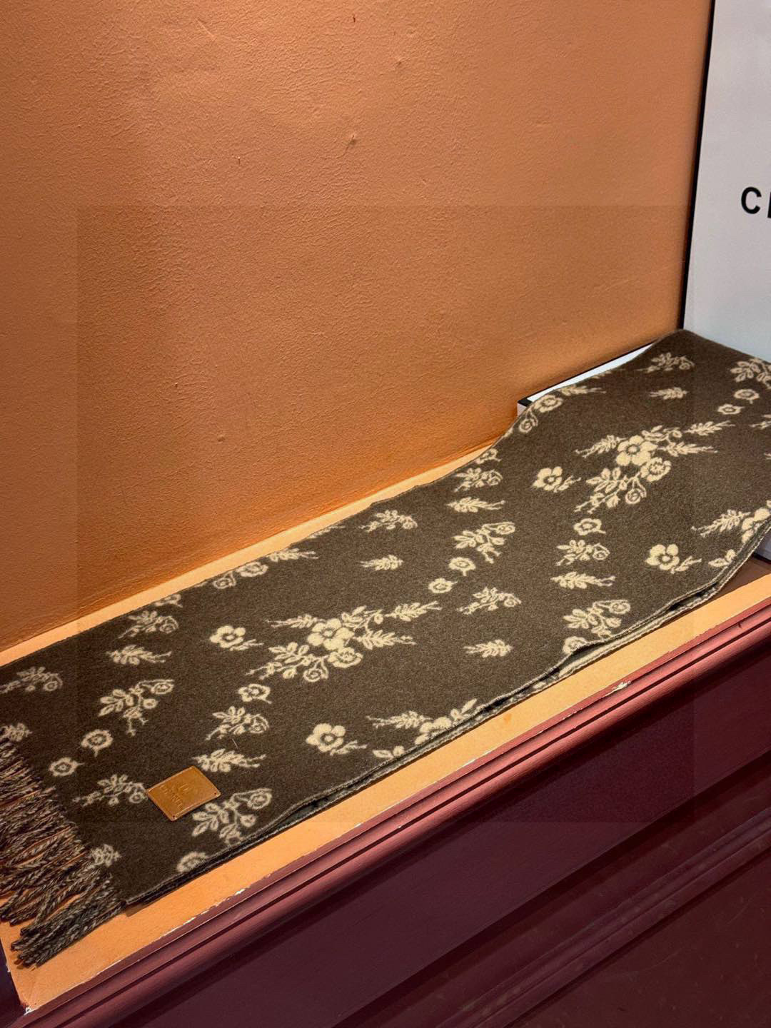 香奈儿 。代工厂臻选上乘的超细羊绒纤维 进行纯手工精梳处理 耗时耗力 再以清泉水浸泡涤荡 使羊绒纤维呈现