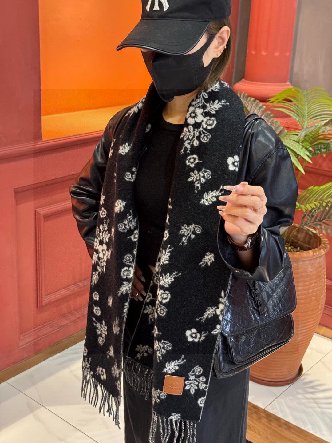 香奈儿 。代工厂臻选上乘的超细羊绒纤维 进行纯手工精梳处理 耗时耗力 再以清泉水浸泡涤荡 使羊绒纤维呈现