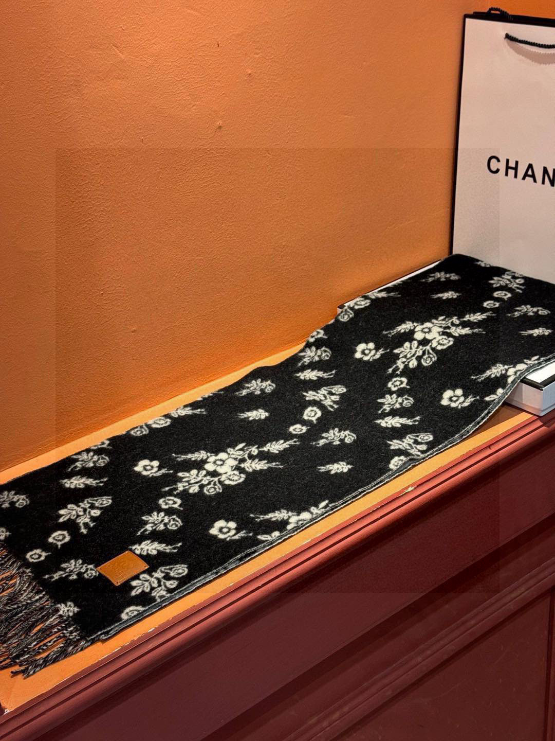 香奈儿 。代工厂臻选上乘的超细羊绒纤维 进行纯手工精梳处理 耗时耗力 再以清泉水浸泡涤荡 使羊绒纤维呈现