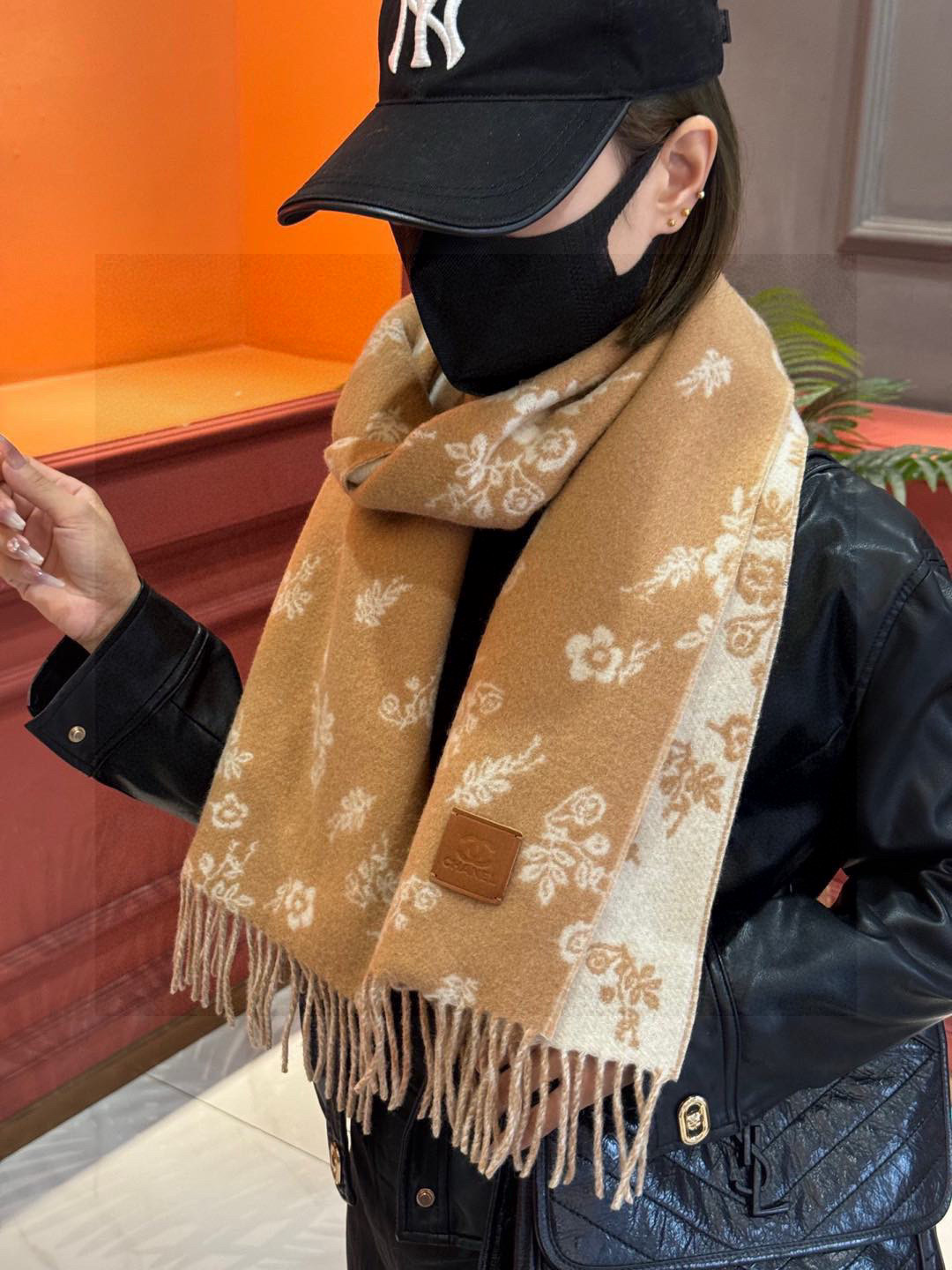 香奈儿 。代工厂臻选上乘的超细羊绒纤维 进行纯手工精梳处理 耗时耗力 再以清泉水浸泡涤荡 使羊绒纤维呈现