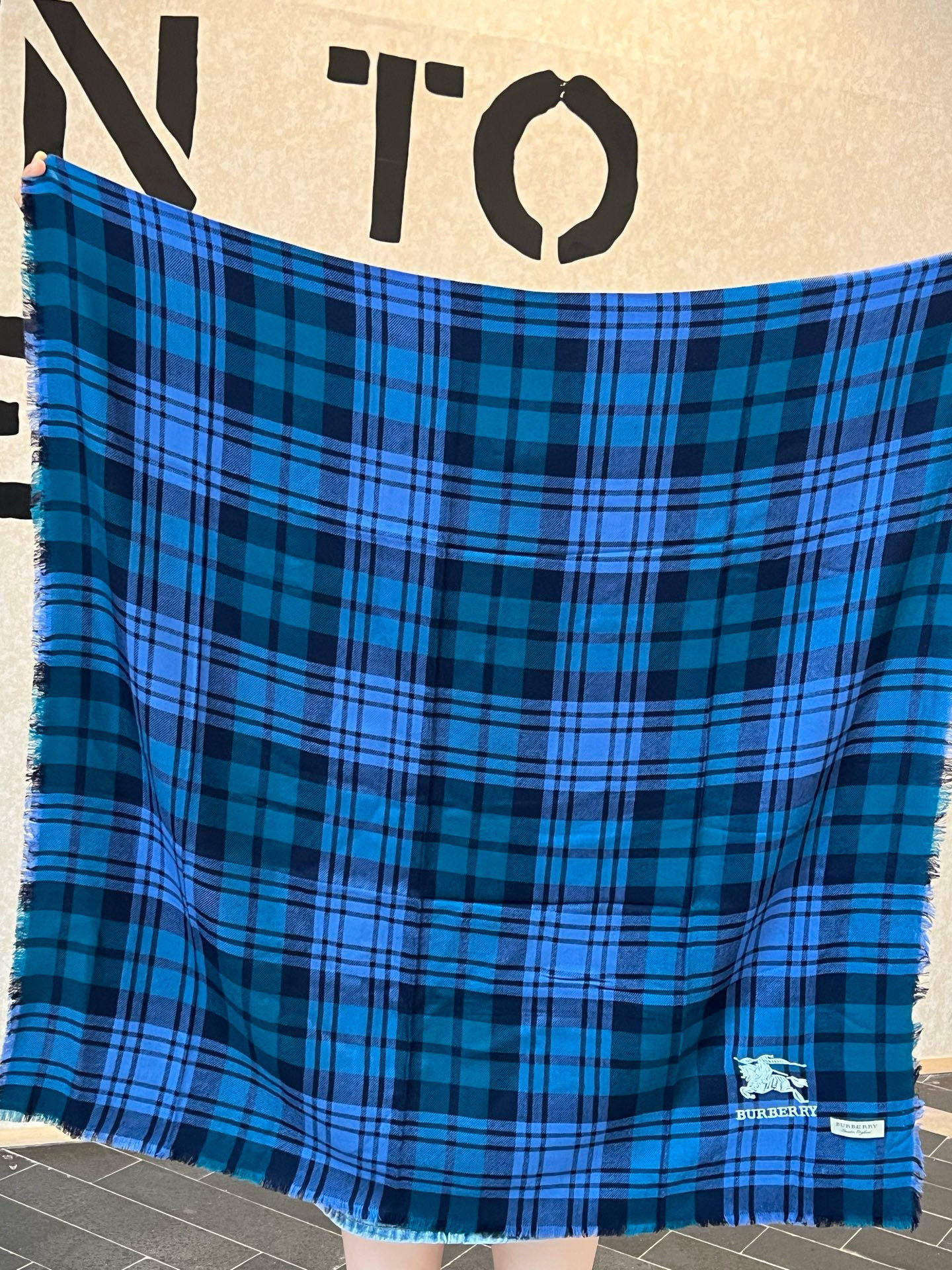 【巴宝莉】...刺绣战马✨进口尼泊尔羊绒顶级刺绣围巾....高尖端产物...绝对令人尖叫的品质...时尚