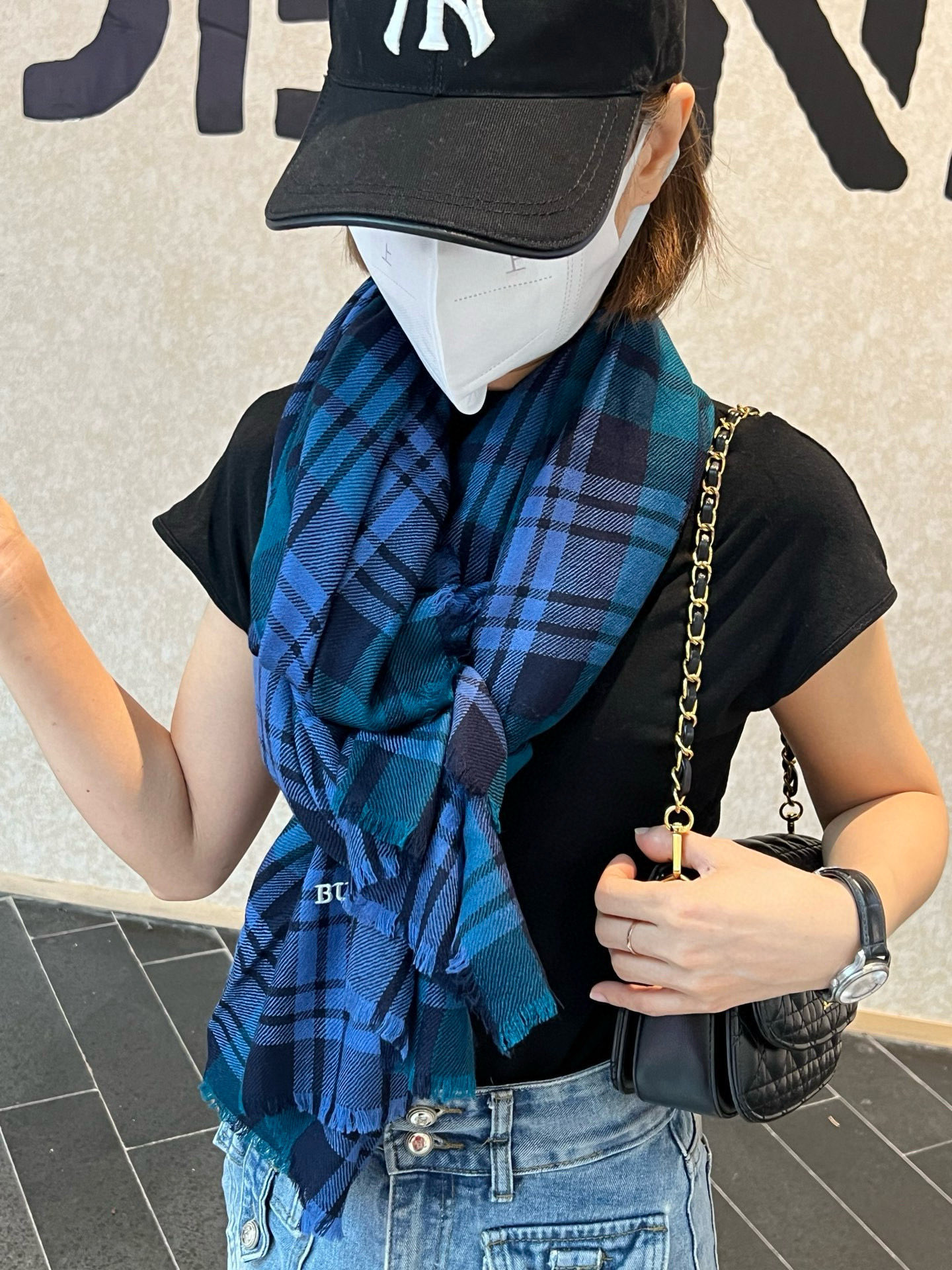 【巴宝莉】...刺绣战马✨进口尼泊尔羊绒顶级刺绣围巾....高尖端产物...绝对令人尖叫的品质...时尚