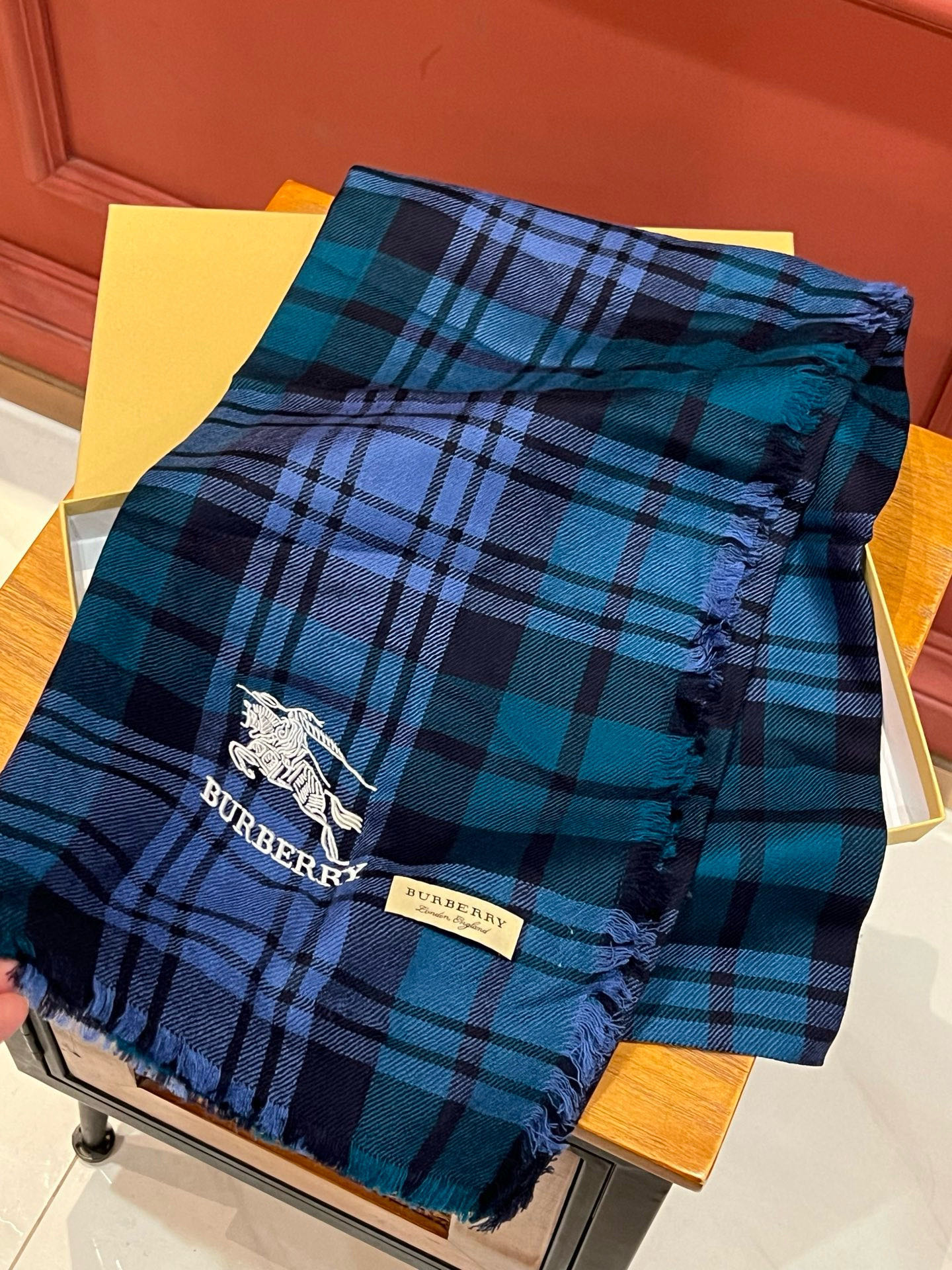 【巴宝莉】...刺绣战马✨进口尼泊尔羊绒顶级刺绣围巾....高尖端产物...绝对令人尖叫的品质...时尚