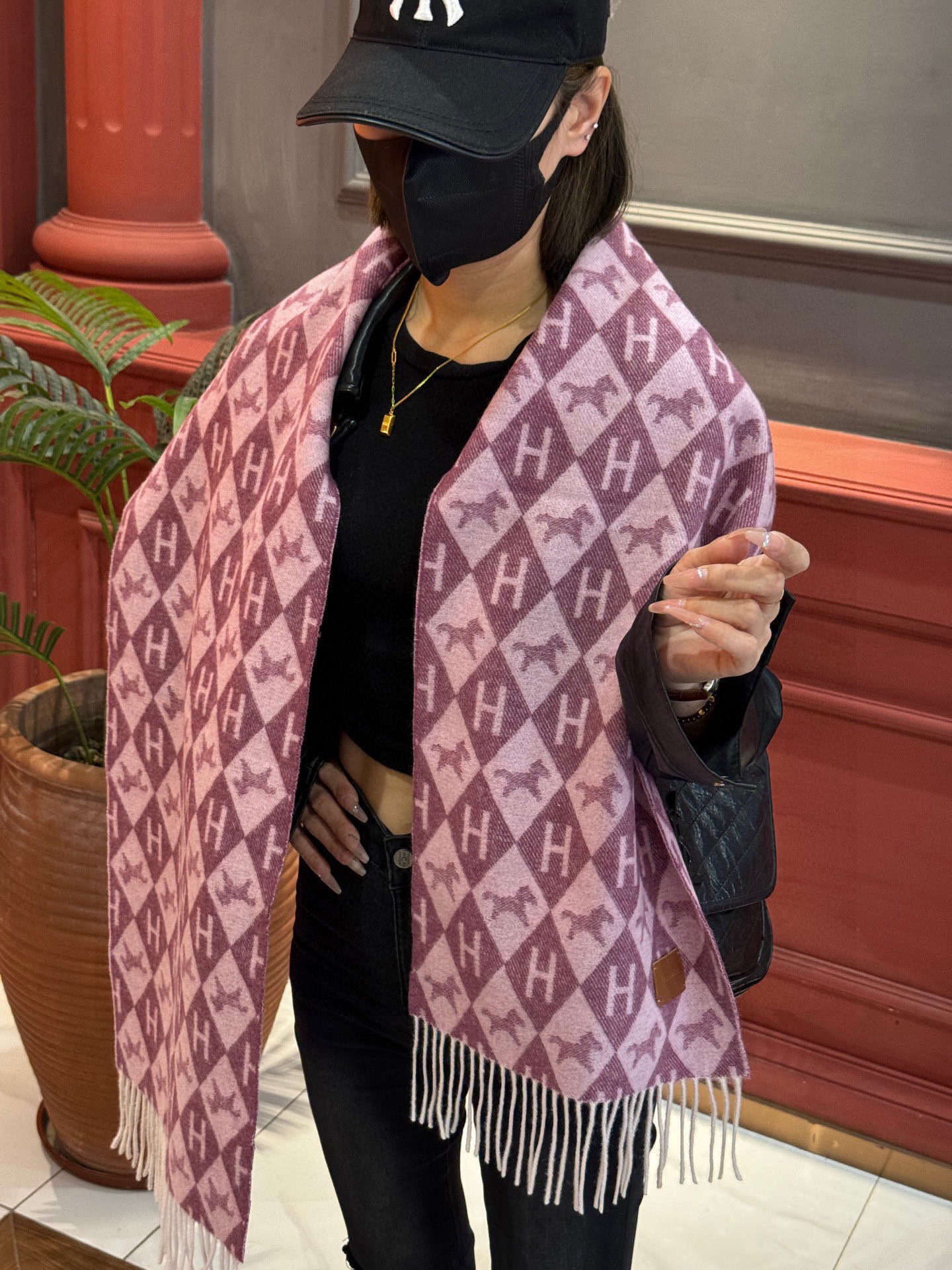 爱马仕👍巴黎时装展商务男士女士羊绒围巾。代工厂臻选上乘的超细羊绒纤维 进行纯手工精梳处理 耗时耗力 再以