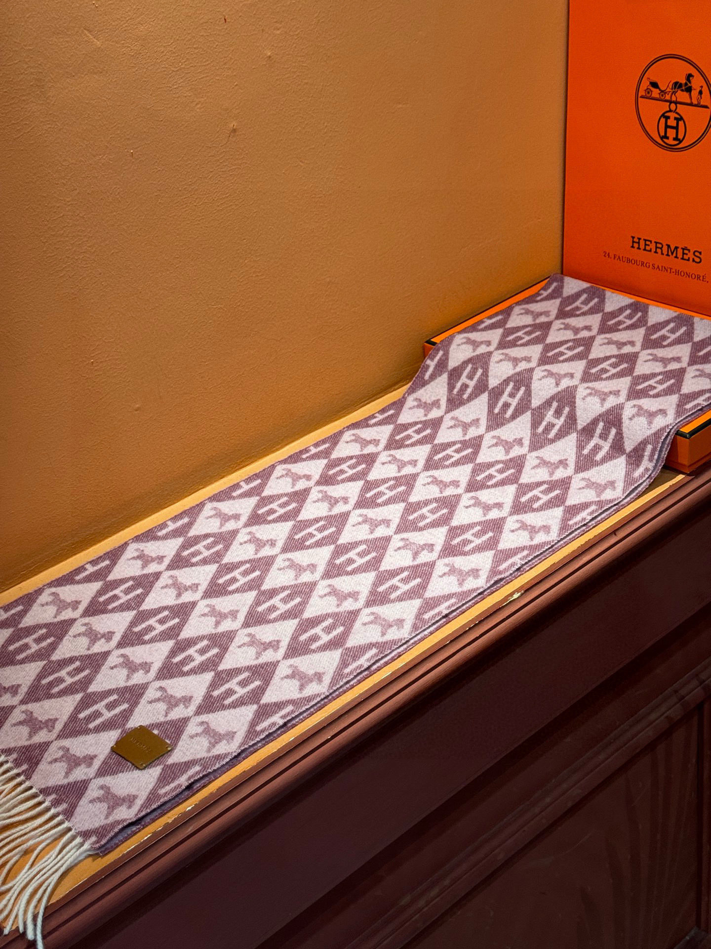 爱马仕👍巴黎时装展商务男士女士羊绒围巾。代工厂臻选上乘的超细羊绒纤维 进行纯手工精梳处理 耗时耗力 再以