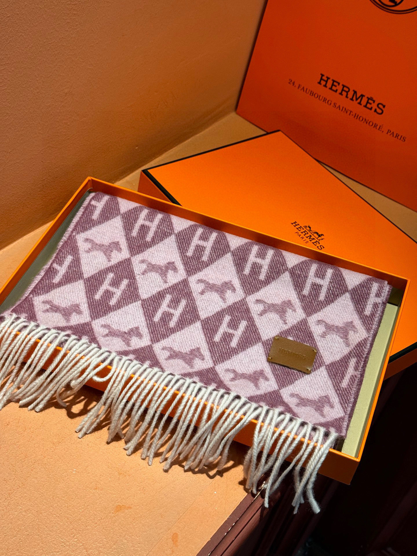 爱马仕👍巴黎时装展商务男士女士羊绒围巾。代工厂臻选上乘的超细羊绒纤维 进行纯手工精梳处理 耗时耗力 再以