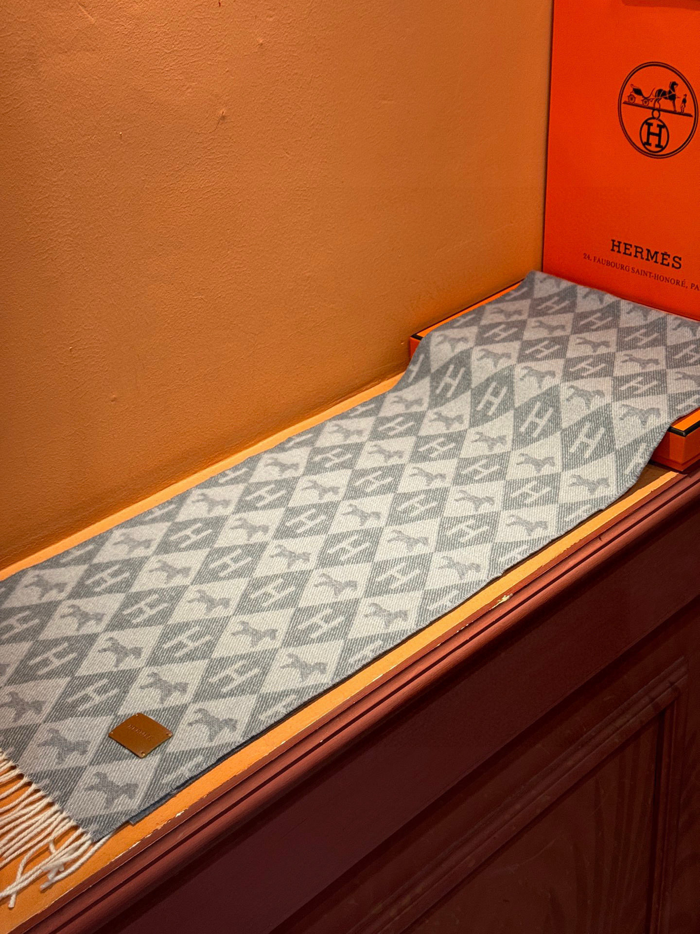 爱马仕👍巴黎时装展商务男士女士羊绒围巾。代工厂臻选上乘的超细羊绒纤维 进行纯手工精梳处理 耗时耗力 再以